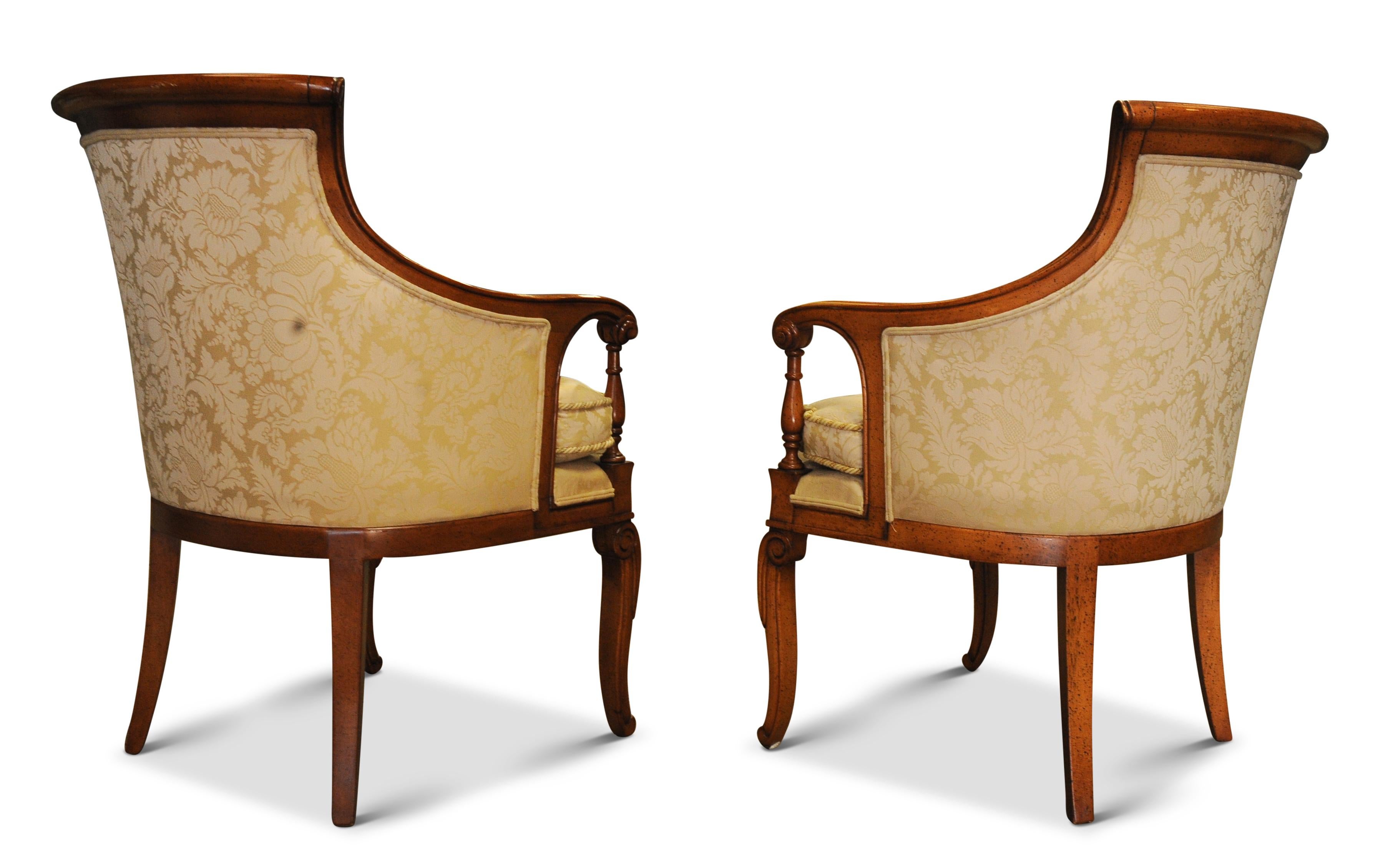 Ein Paar elegante Bergere-Sessel im Louis-XVI.-Stil mit cremefarbener Damastpolsterung im Zustand „Gut“ im Angebot in Reading, Berkshire