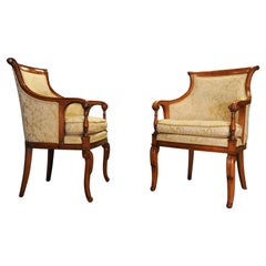 Paire d'élégants fauteuils de style Elegance Bergere avec tapisserie d'ameublement en damas crème