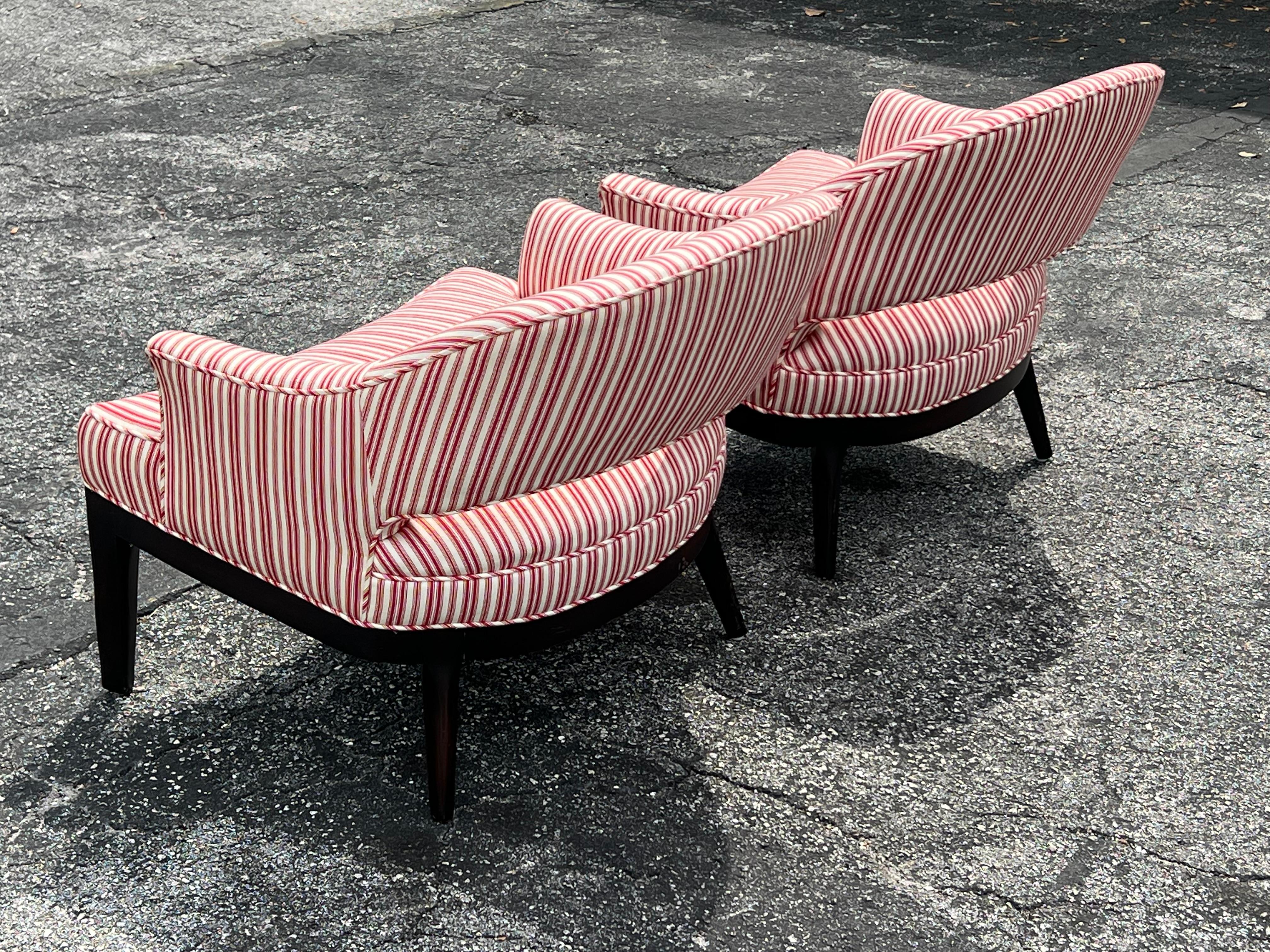 Un par de elegantes tumbonas de Erwin Lambeth, Nueva York, hacia 1960. Muy cómodas y elegantes, con respaldos recortados, frentes arqueados y patas esculturales. Tapizado en algodón natural a rayas.