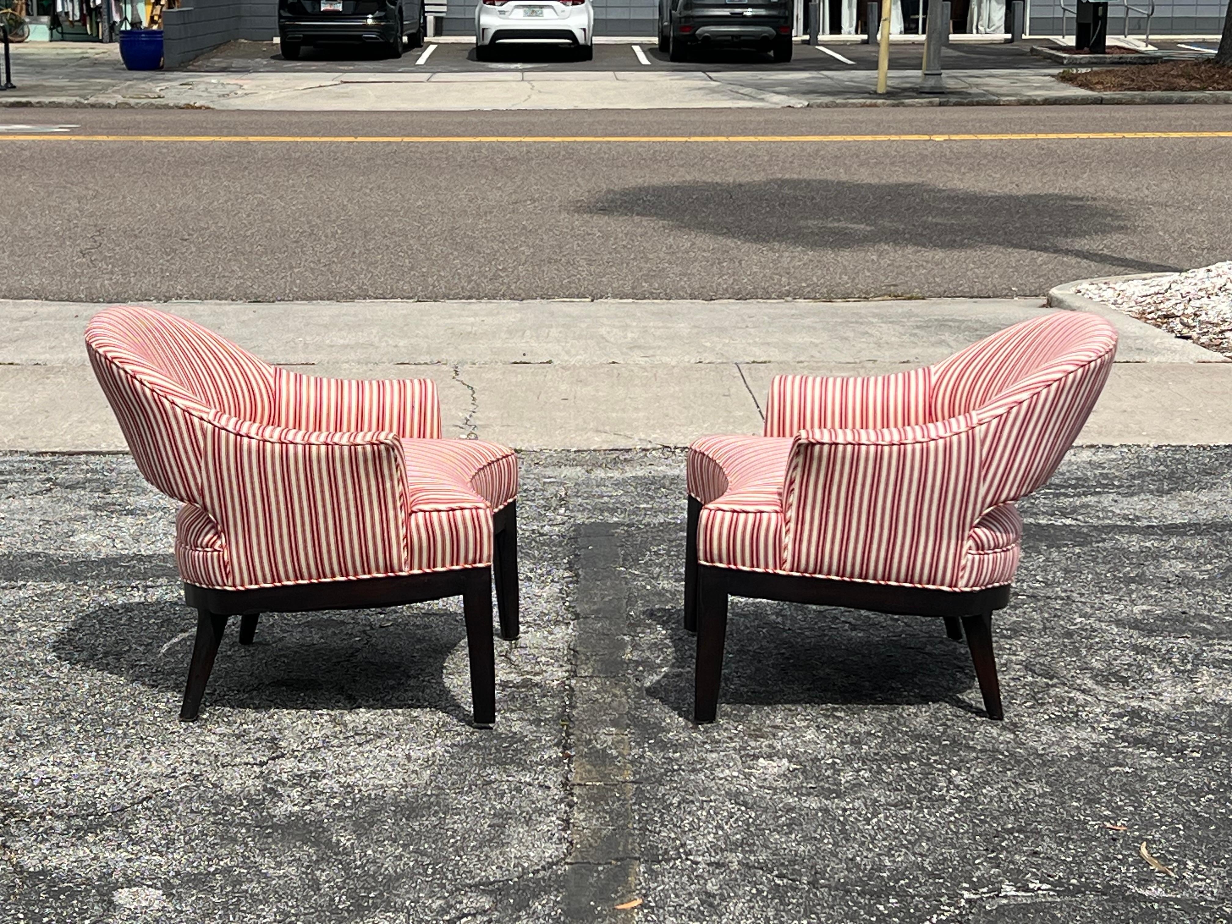 Pareja de Elegantes Sillas de Salón con Respaldo Abierto De Erwin Lambeth Ca' 1960's Nogal en venta