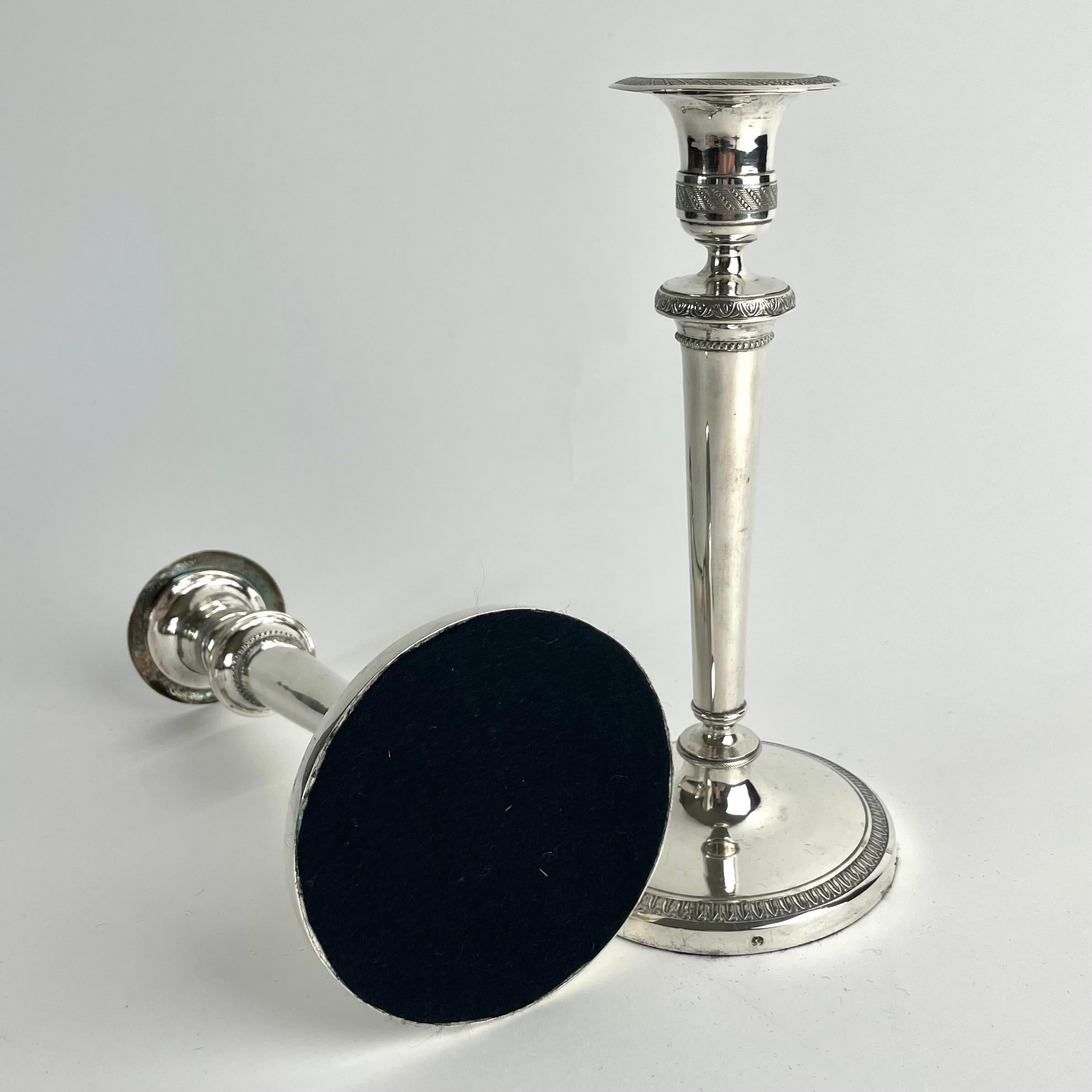 Coppia di eleganti candelabri in argento - Direttorio, fine del XVIII secolo in vendita 7