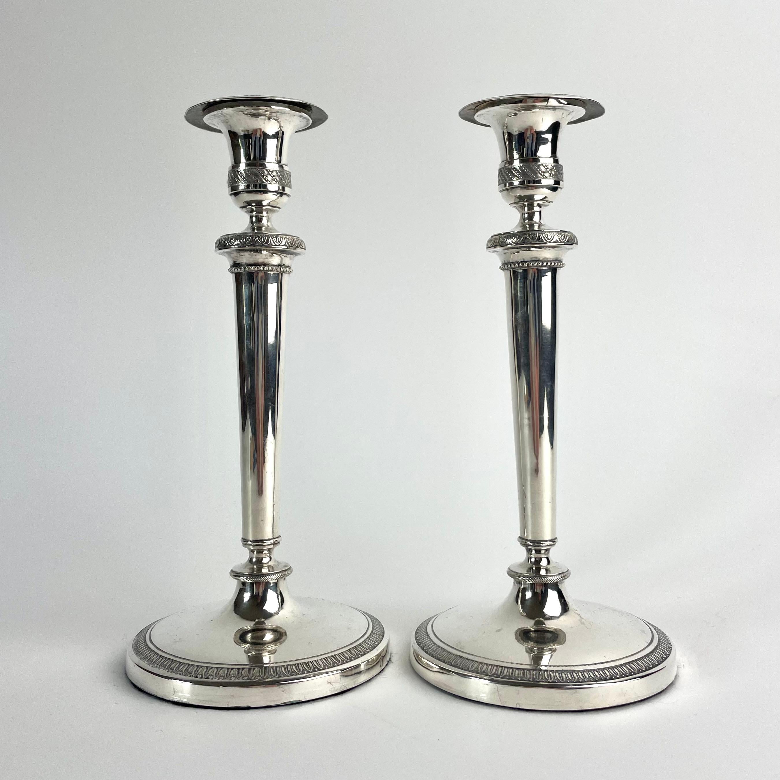 
Coppia di eleganti candelabri in argento - Direttorio, fine del XVIII secolo

Una coppia di candelieri classici e caratteristici in argento con marchio dell'Europa centrale, risalenti alla fine del XVIII secolo e realizzati nel raffinato stile