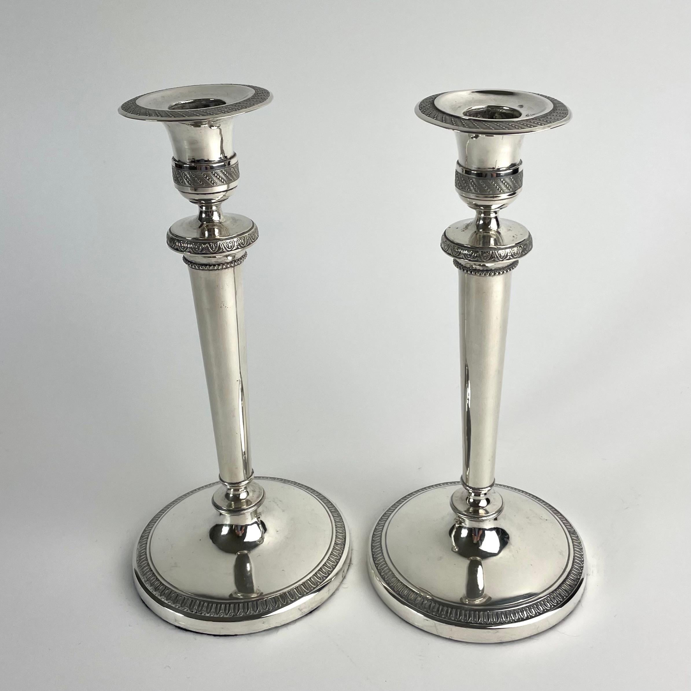 Europeo Coppia di eleganti candelabri in argento - Direttorio, fine del XVIII secolo in vendita