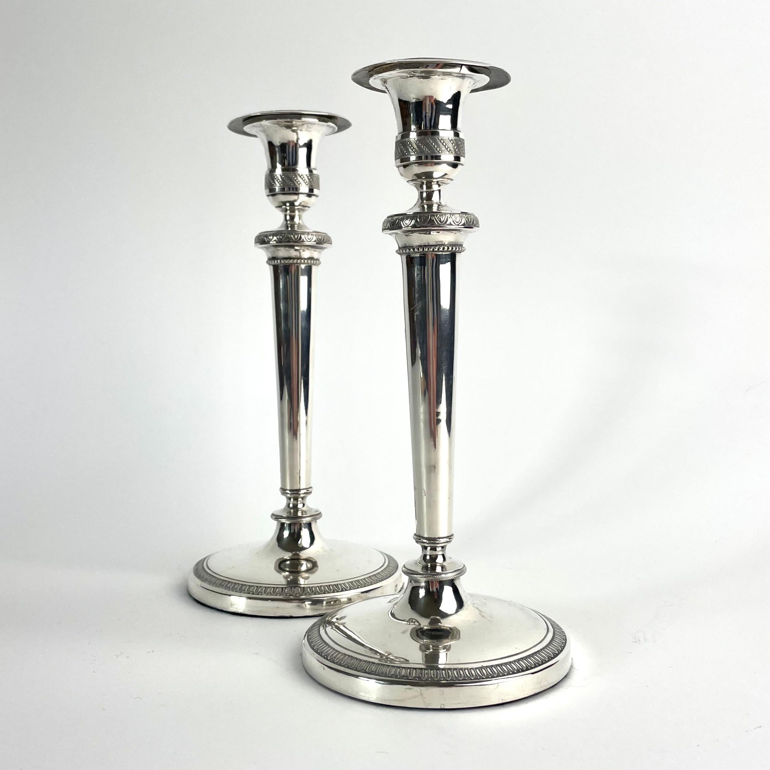 Coppia di eleganti candelabri in argento - Direttorio, fine del XVIII secolo In condizioni buone in vendita a Knivsta, SE