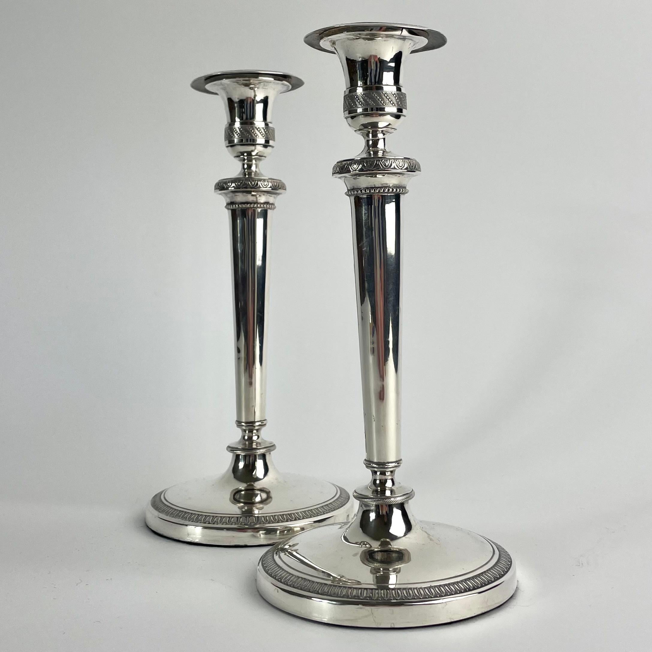 Fine XVIII secolo Coppia di eleganti candelabri in argento - Direttorio, fine del XVIII secolo in vendita