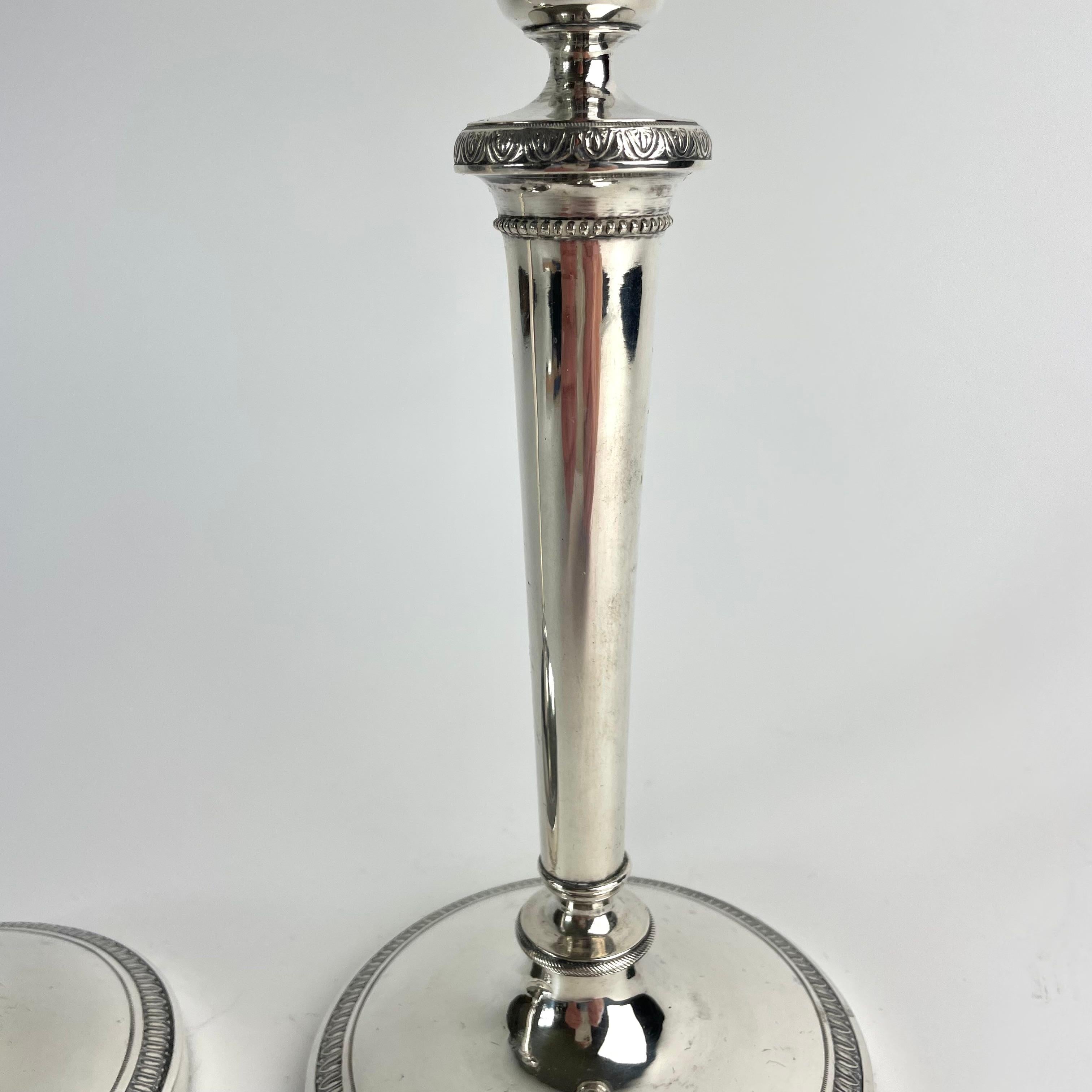 Coppia di eleganti candelabri in argento - Direttorio, fine del XVIII secolo in vendita 2