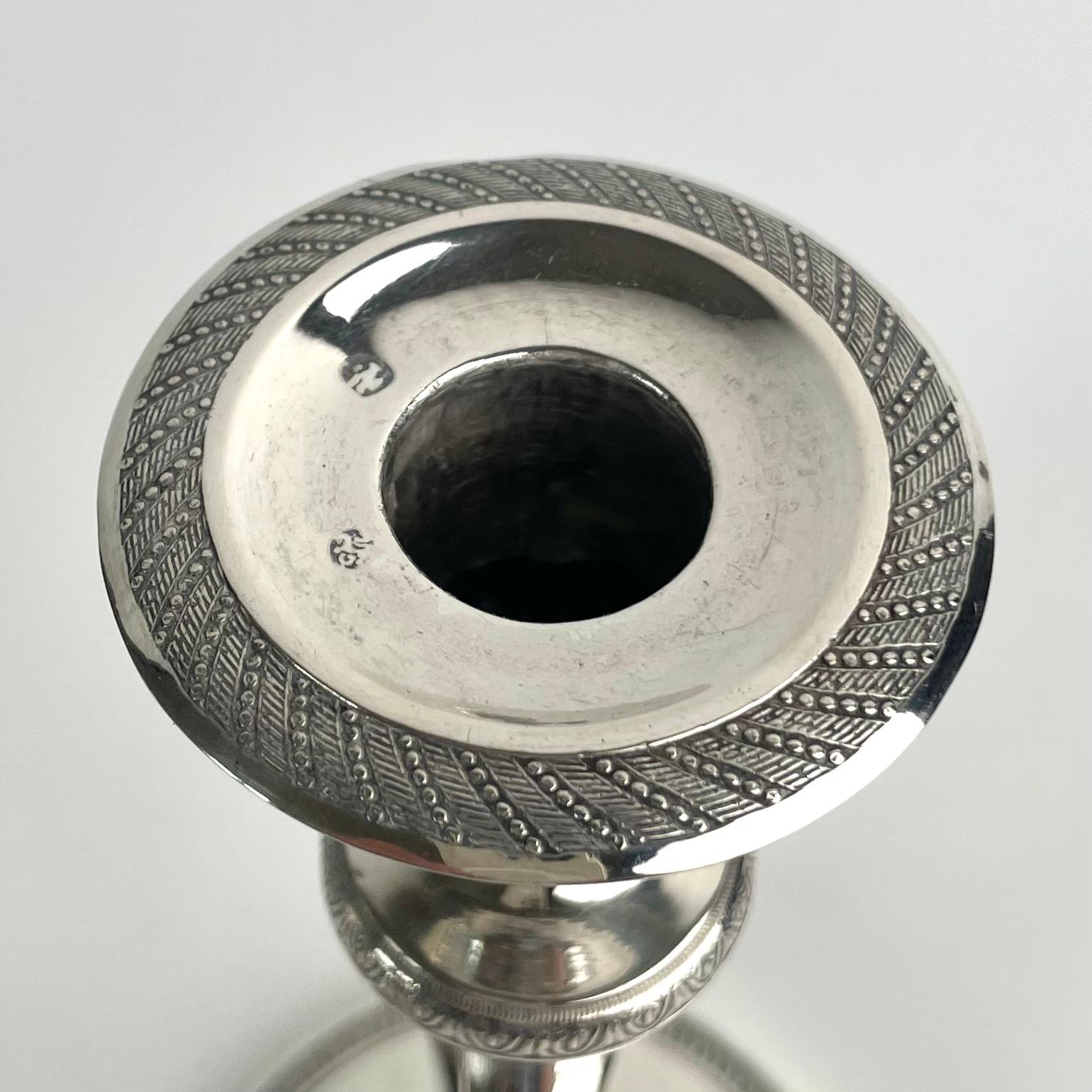 Coppia di eleganti candelabri in argento - Direttorio, fine del XVIII secolo in vendita 3