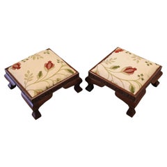 Paire d'élégants tabourets bas assortis, brodés de fleurs victoriennes