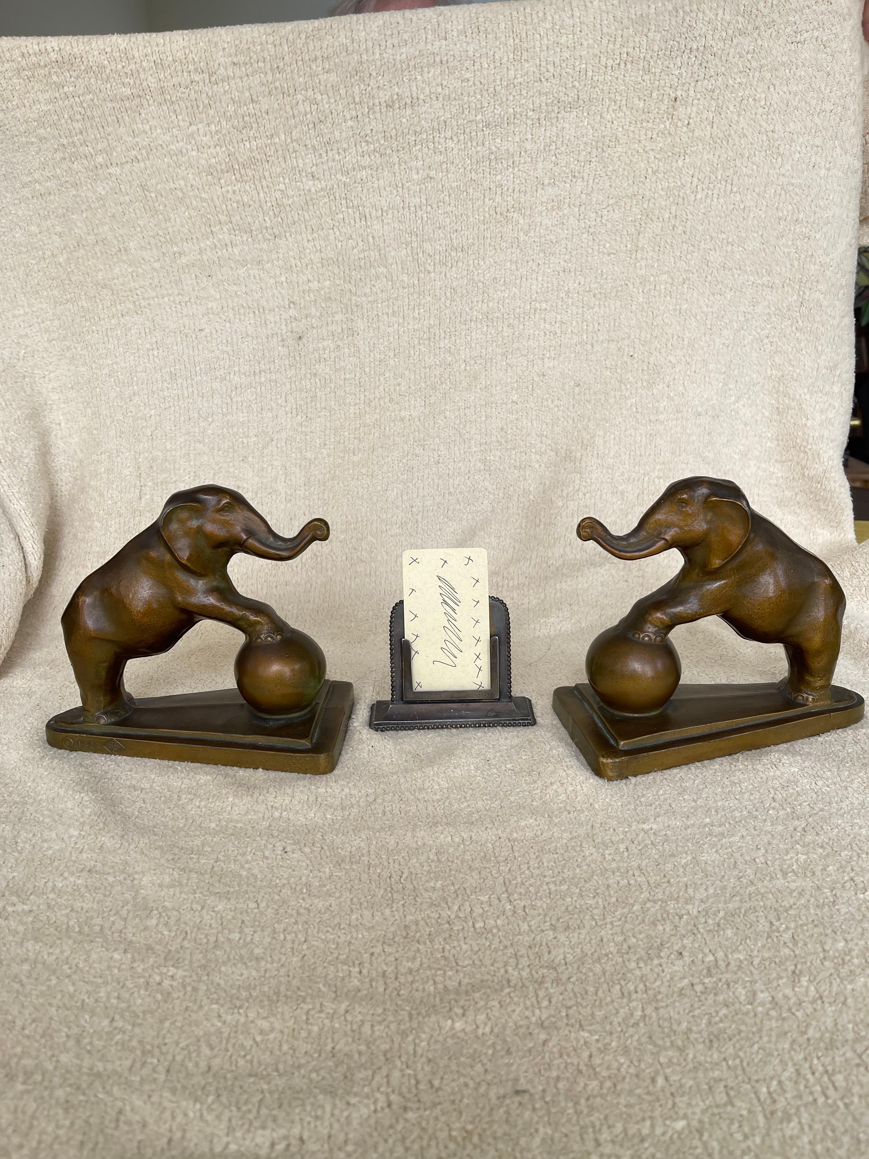 Ein Paar Elefanten-Buchstützen, signiert und datiert 1929 (Art déco) im Angebot