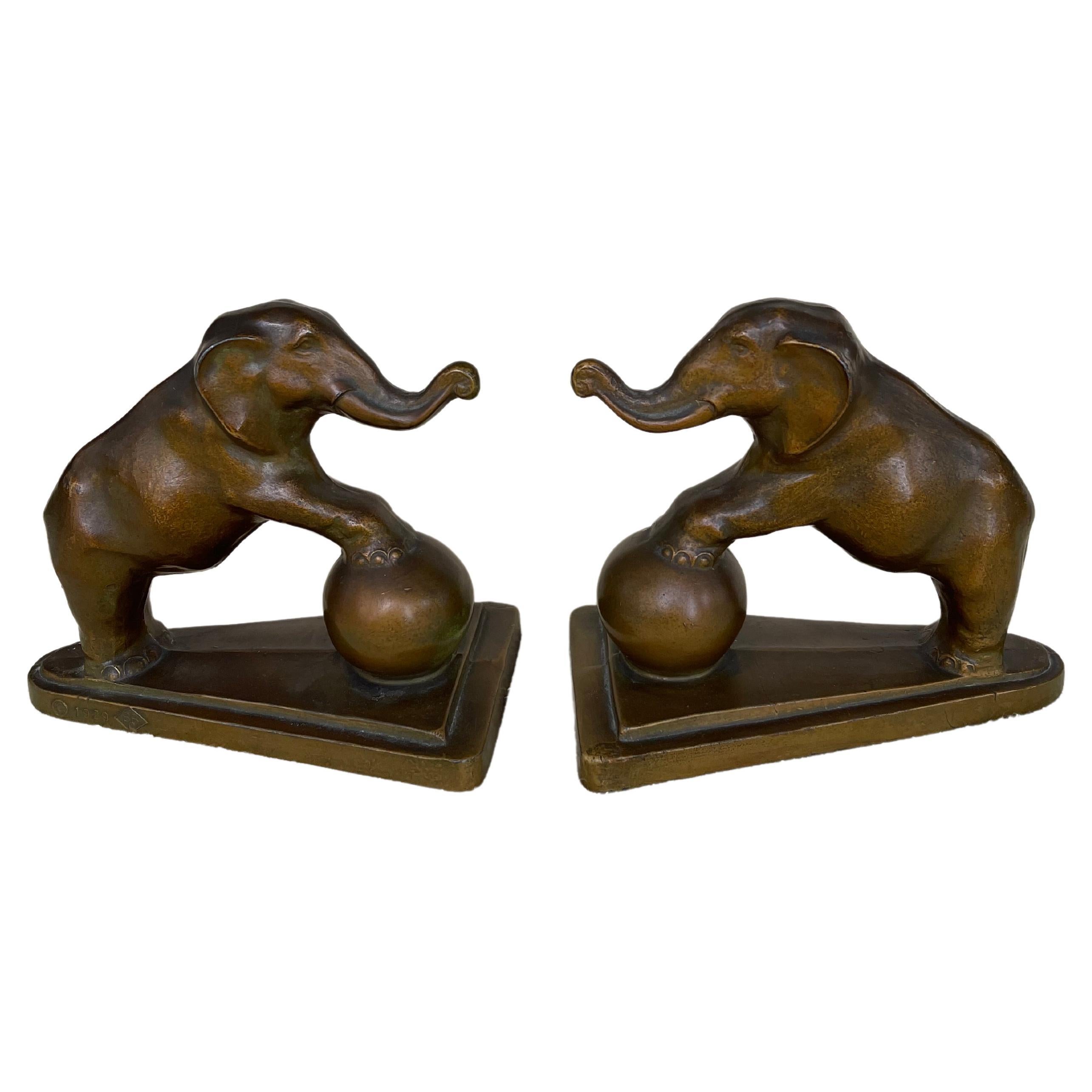 Paire de serre-livres en forme d'éléphant, signés et datés 1929