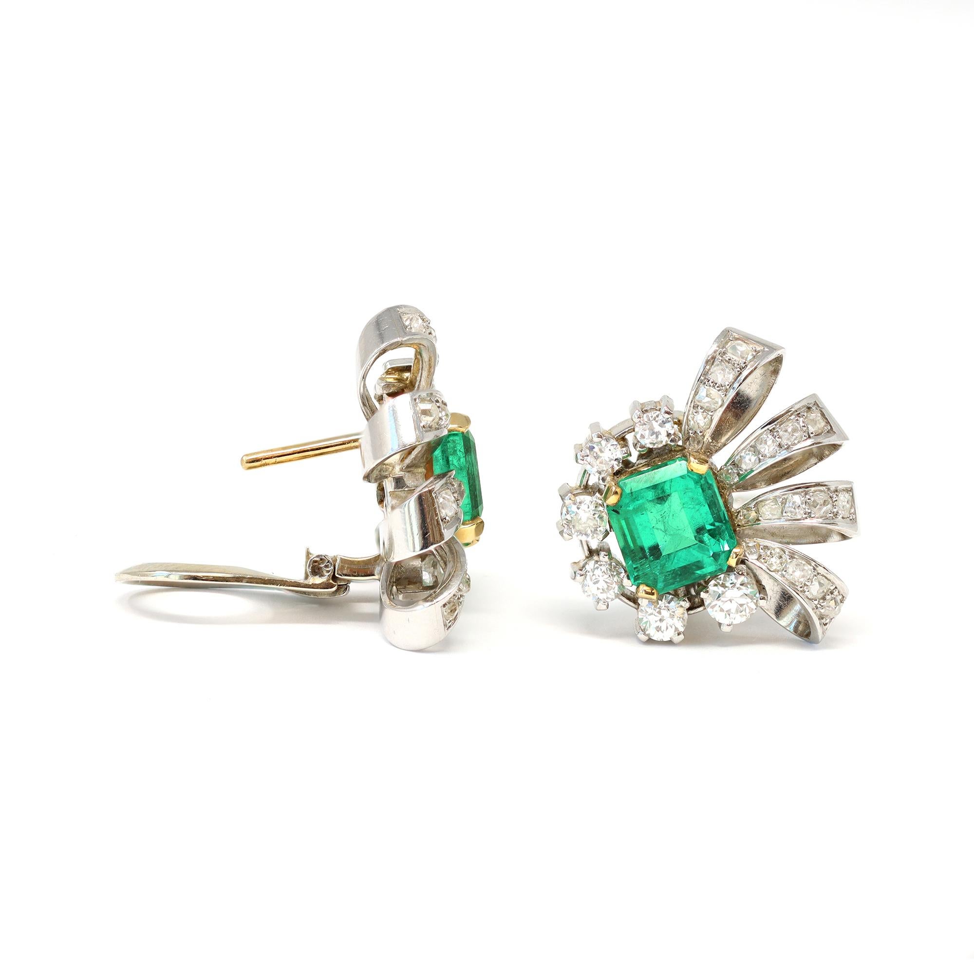 Retro Pair of Emerald and Diamond Clip on Earrings in Platinum, Circa 1940 For Sale