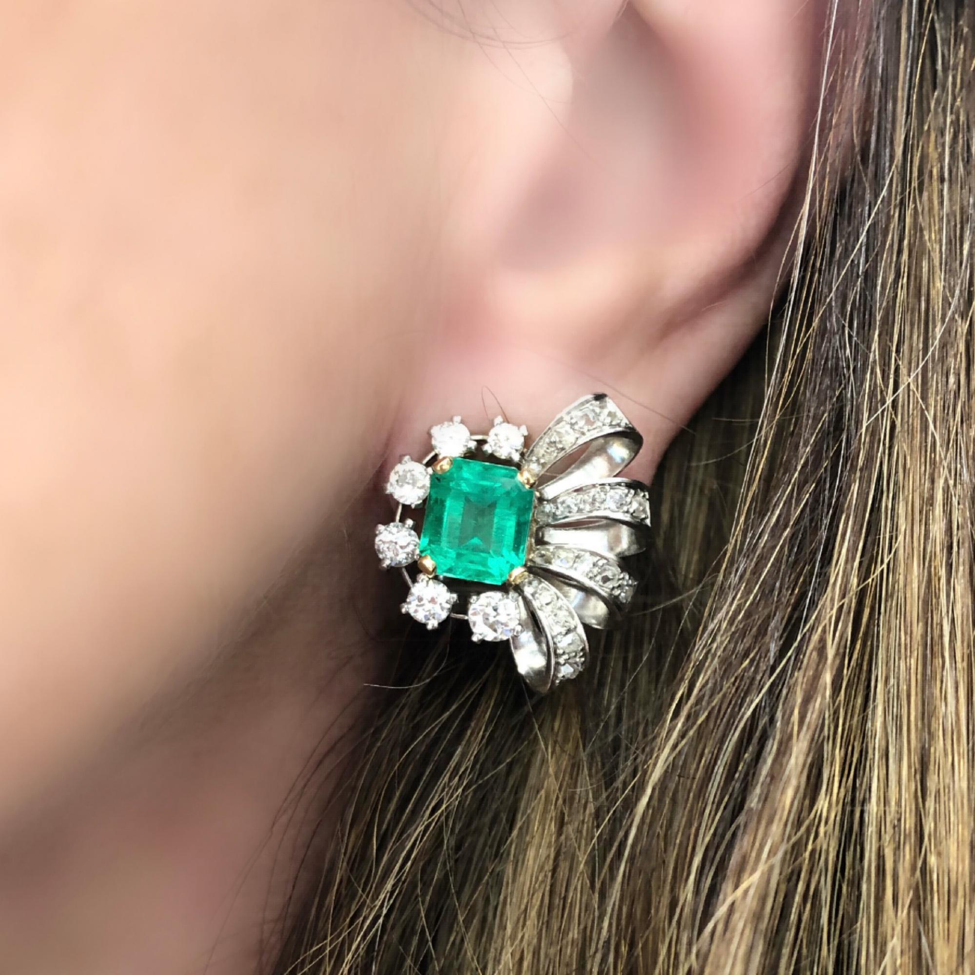 Pair of Emerald and Diamond Clip on Earrings in Platinum, Circa 1940 In Excellent Condition For Sale In Miami, FL