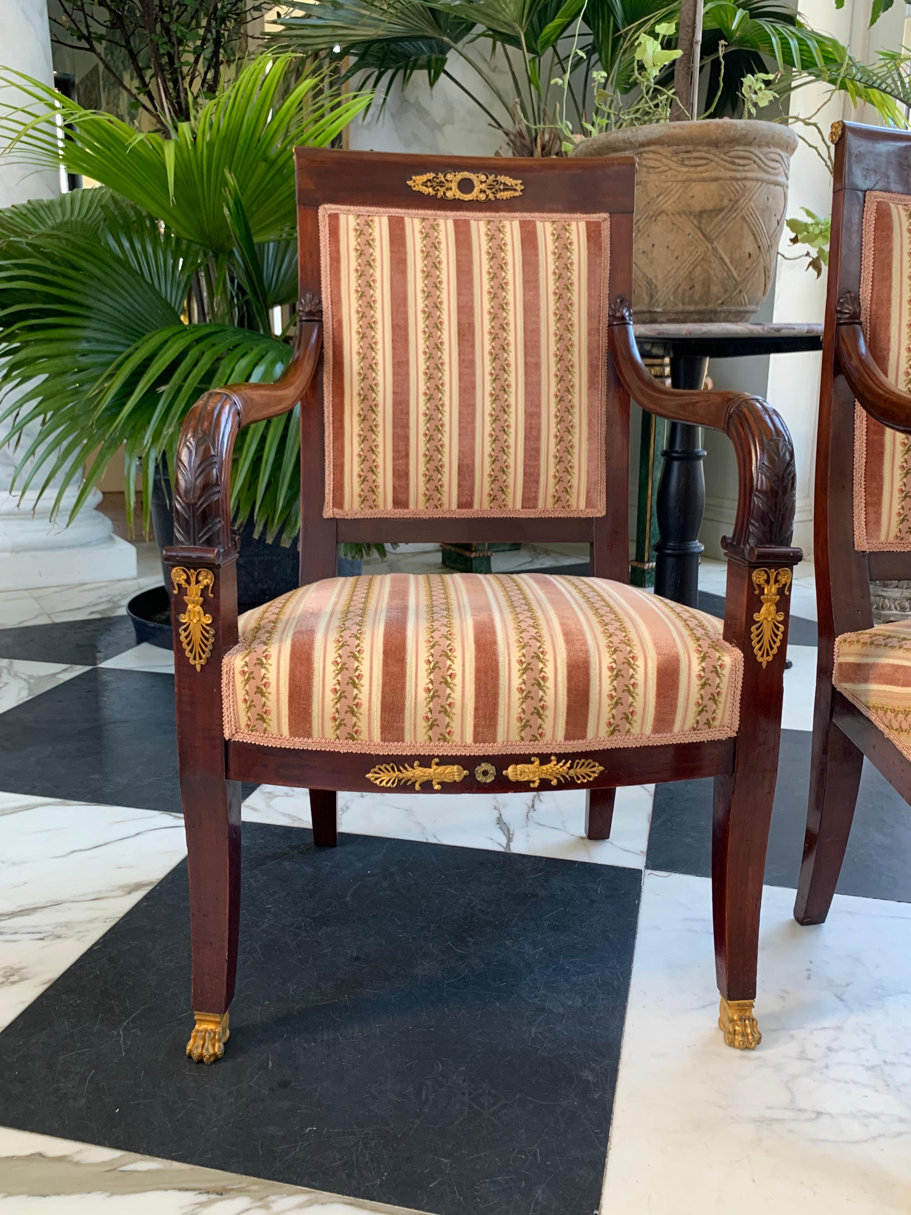 Cette magnifique paire de fauteuils Empire a été fabriquée en France en acajou massif, vers 1860
Accents de bronze doré partout, y compris sur les pieds à pattes. 
