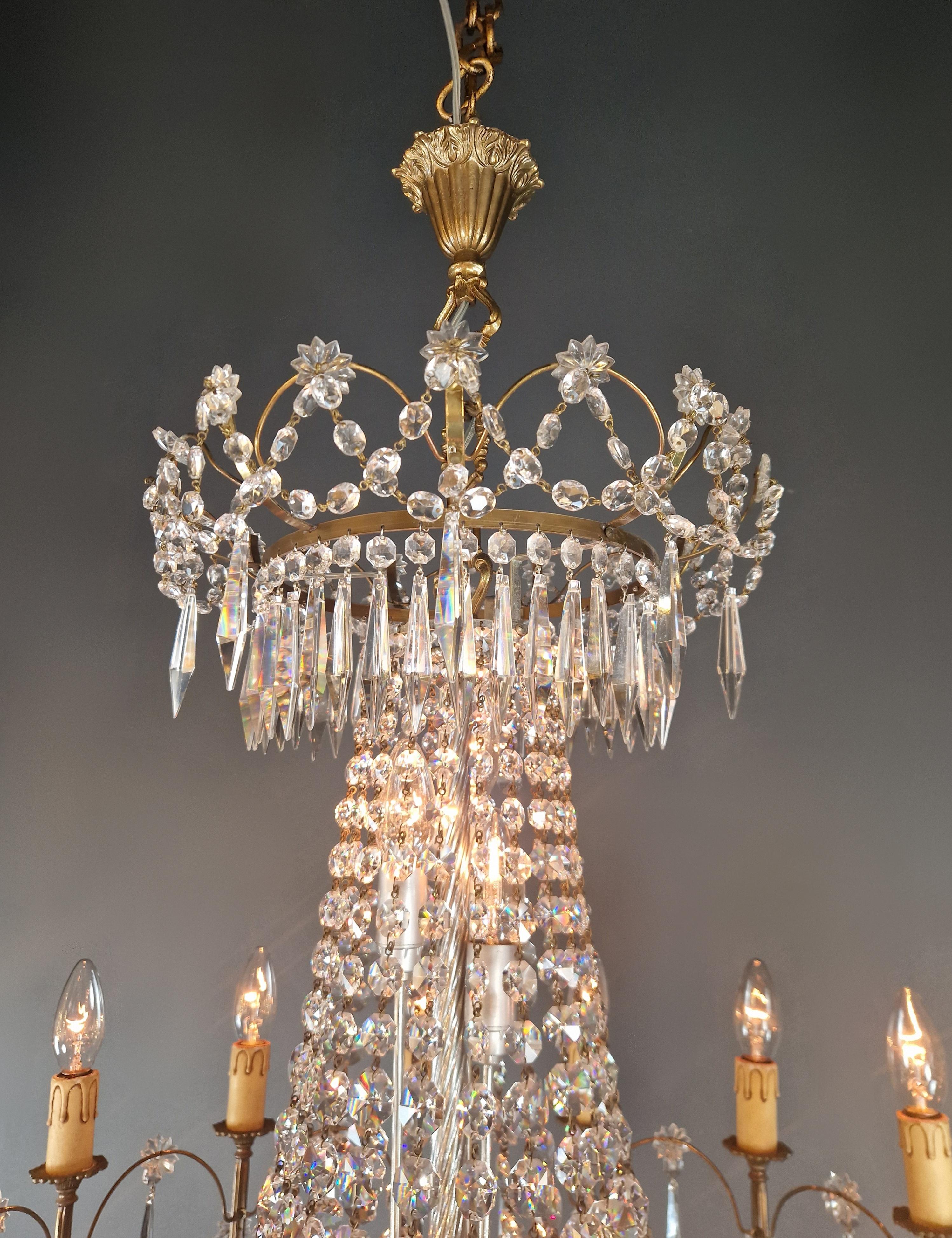 Una coppia di lampadari in ottone impero con cristalli a lustro per soffitti antichi classici in vendita 3