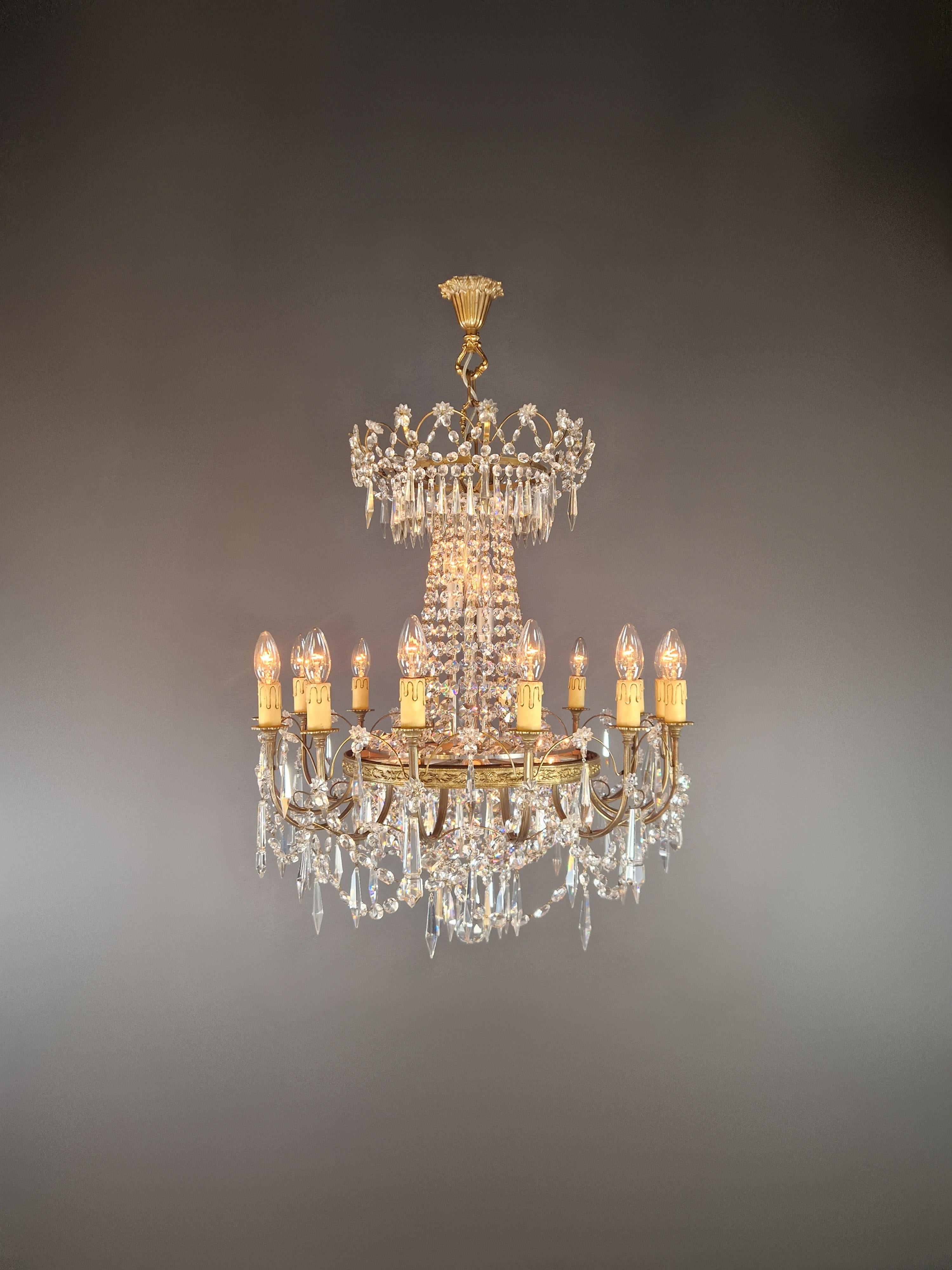 Barocco Una coppia di lampadari in ottone impero con cristalli a lustro per soffitti antichi classici in vendita