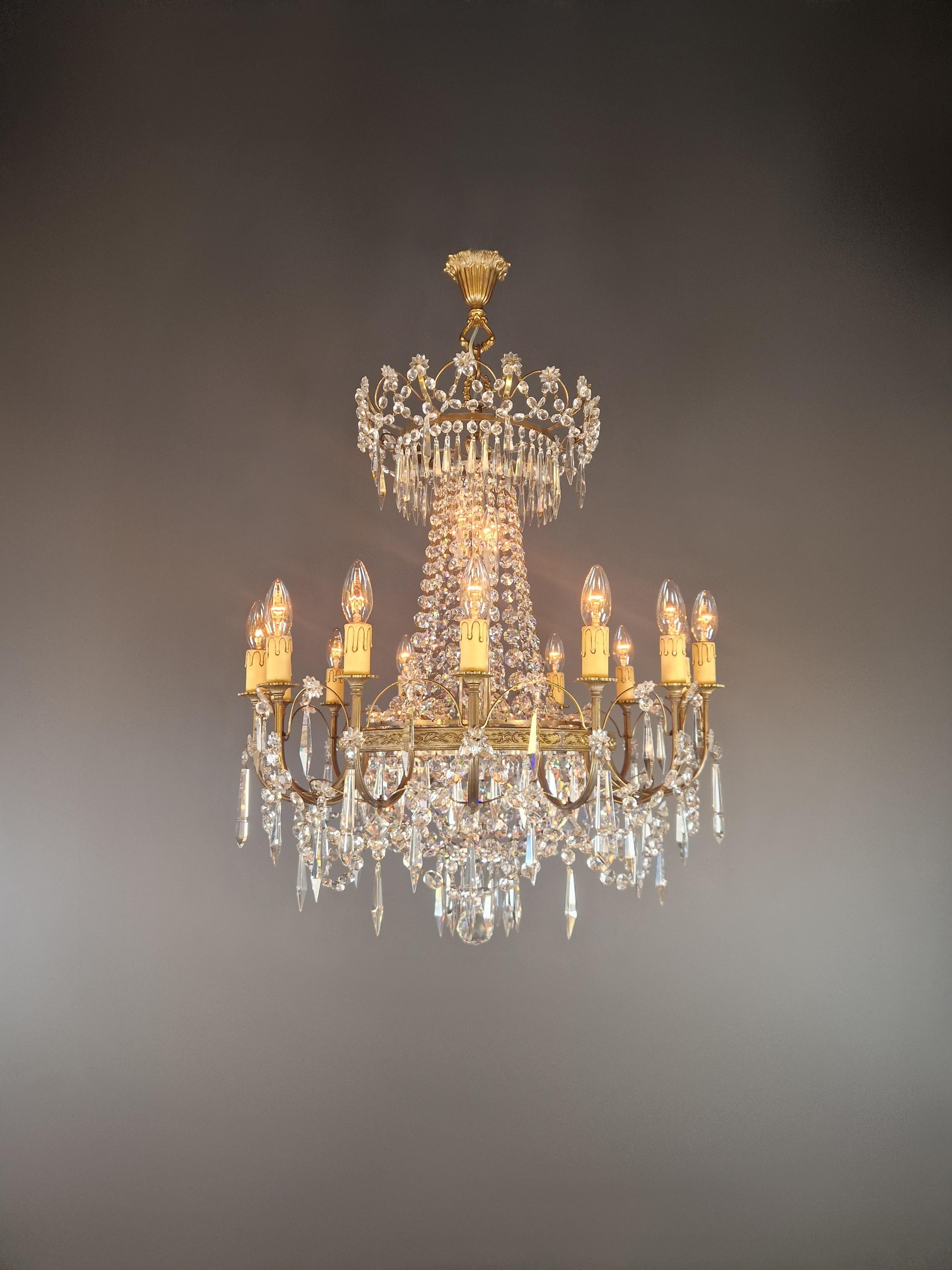 Italiano Una coppia di lampadari in ottone impero con cristalli a lustro per soffitti antichi classici in vendita