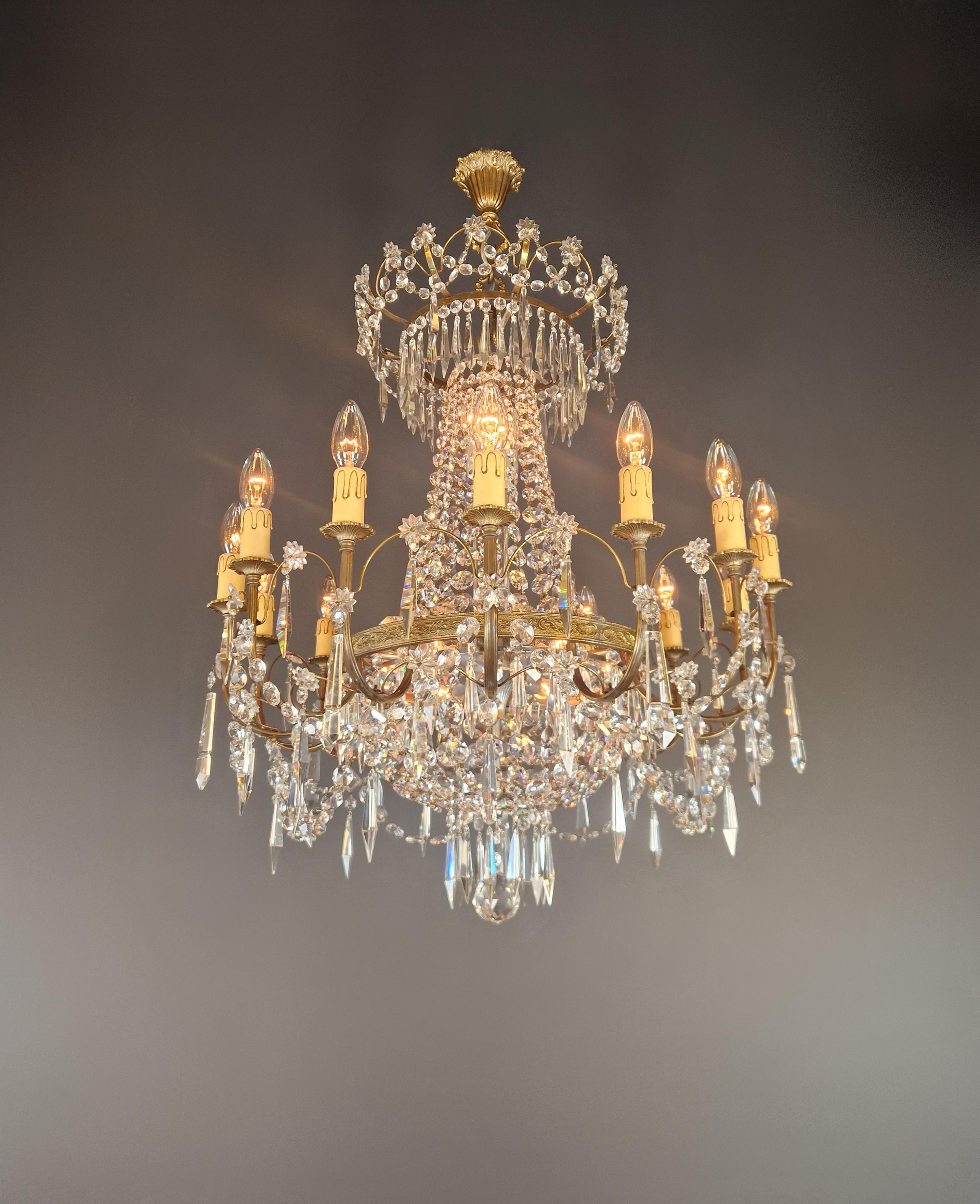 Annodato a mano Una coppia di lampadari in ottone impero con cristalli a lustro per soffitti antichi classici in vendita