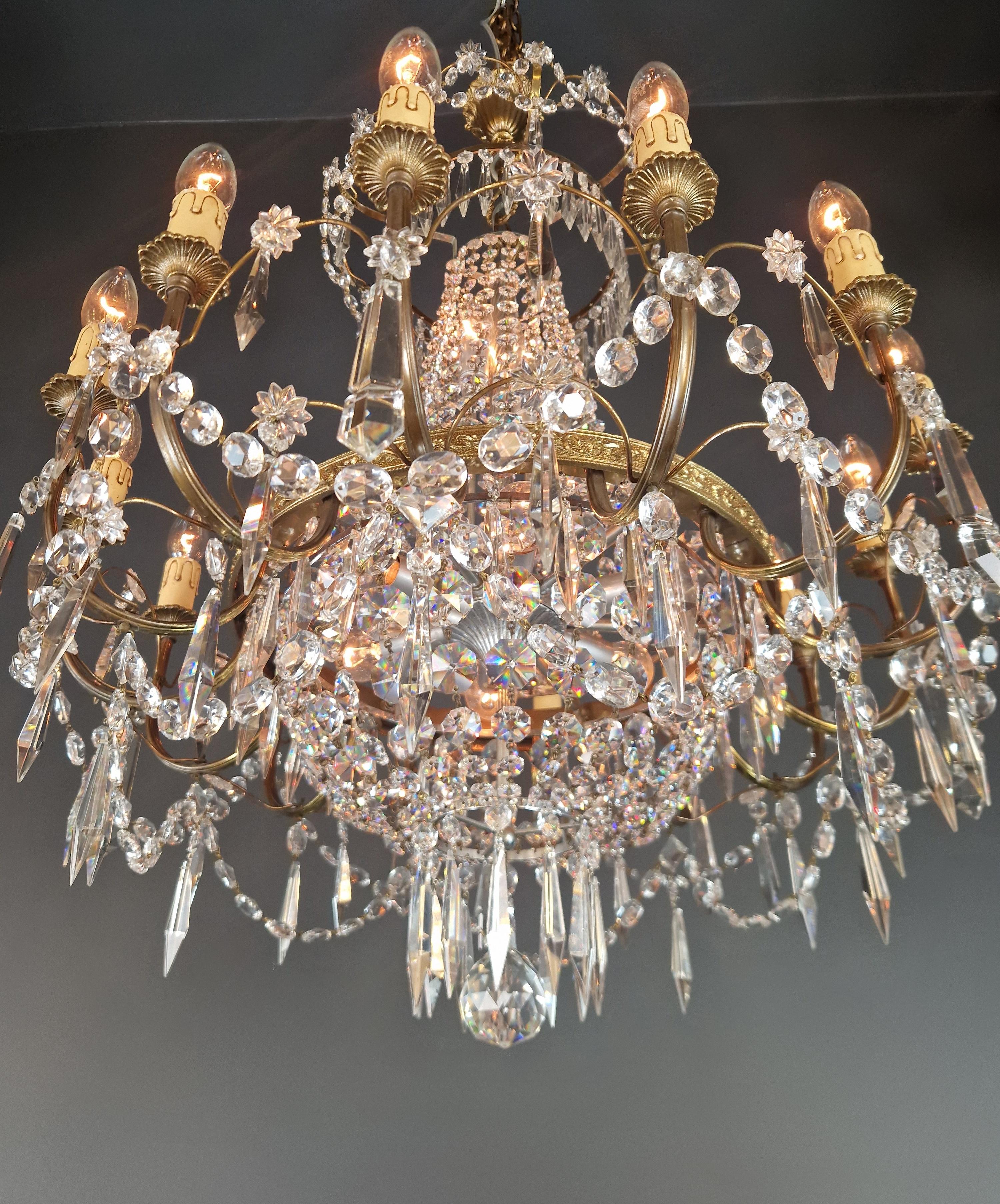 Metà XX secolo Una coppia di lampadari in ottone impero con cristalli a lustro per soffitti antichi classici in vendita