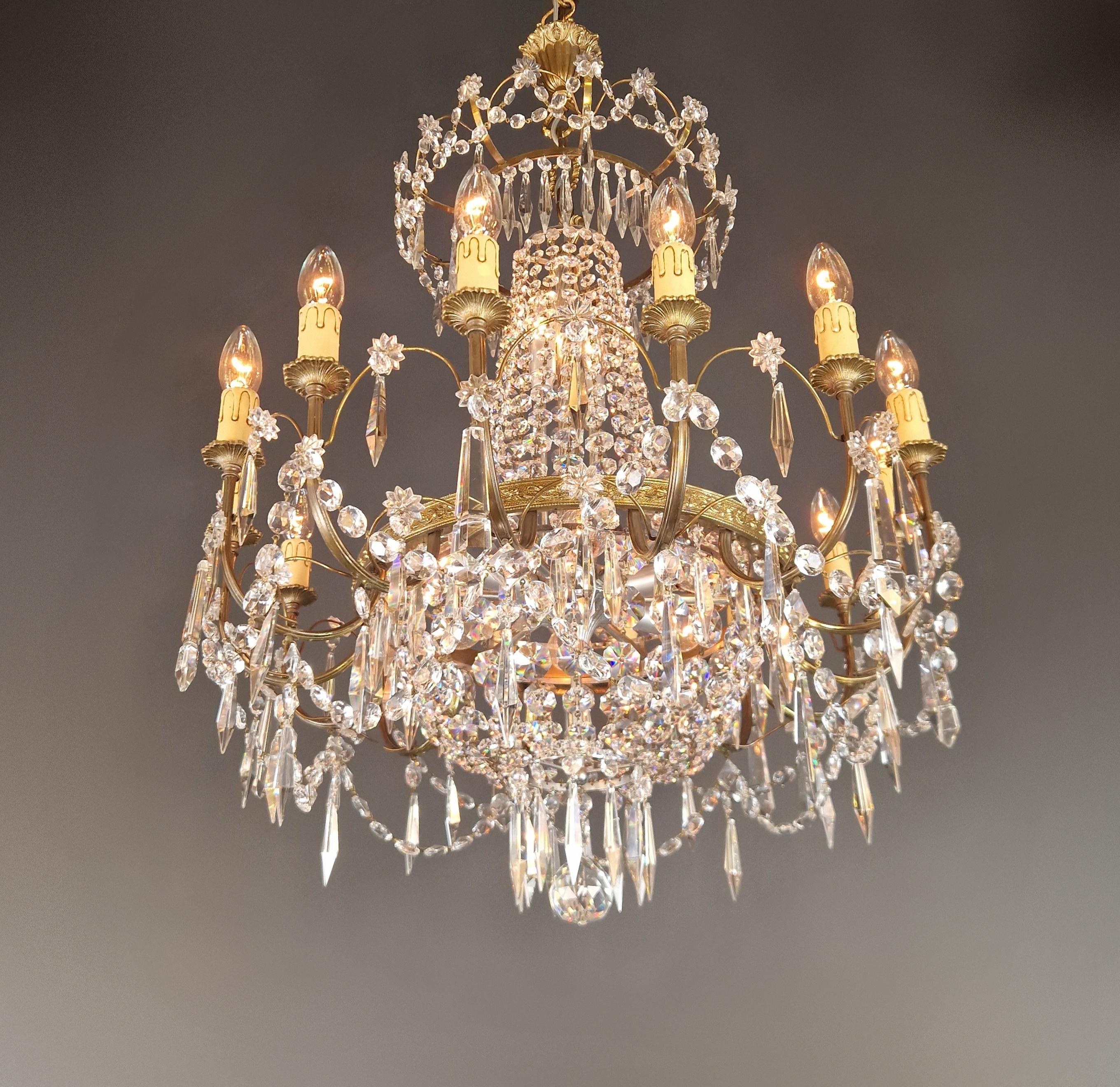 Una coppia di lampadari in ottone impero con cristalli a lustro per soffitti antichi classici In condizioni buone in vendita a Berlin, DE