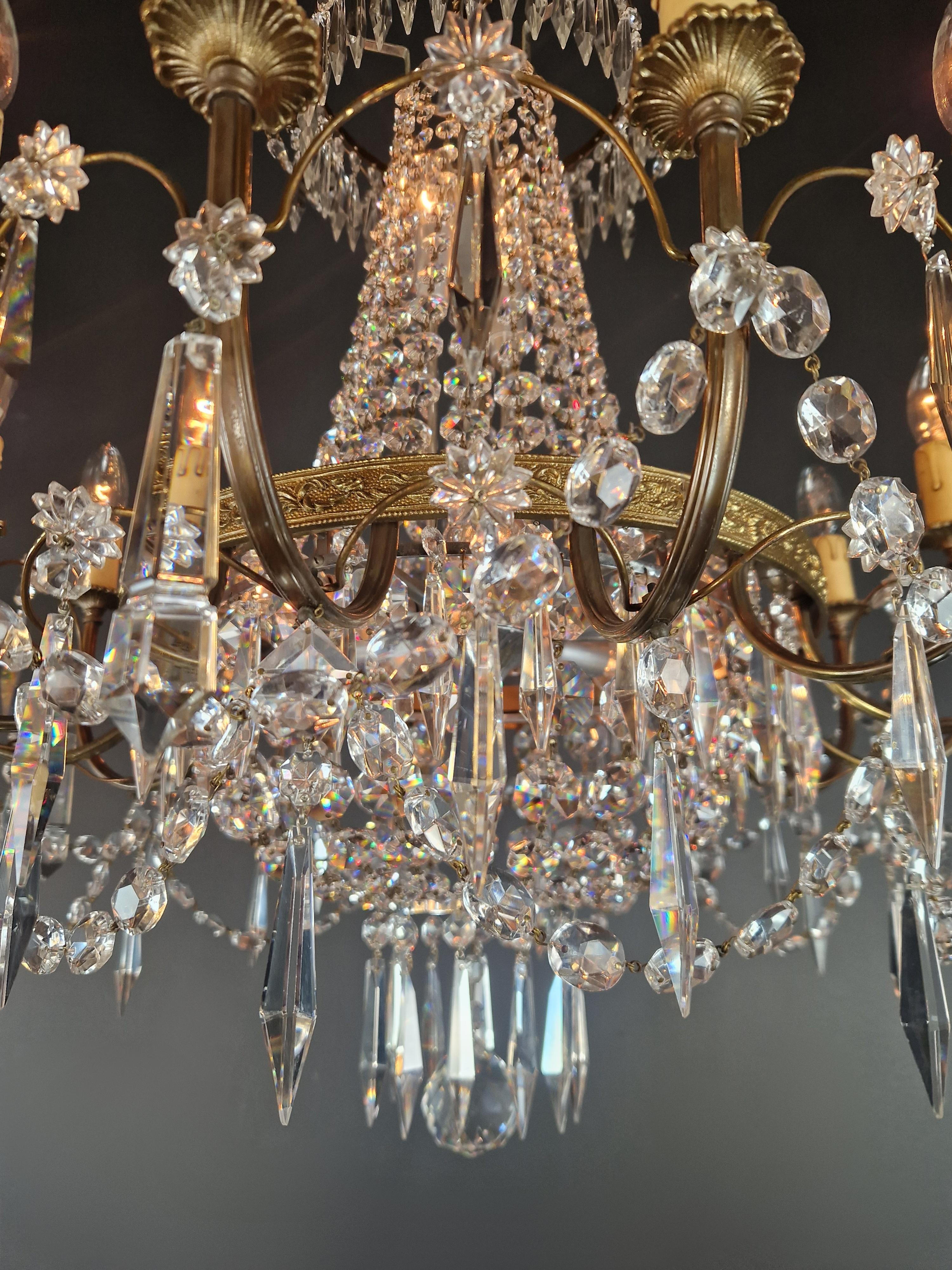Ottone Una coppia di lampadari in ottone impero con cristalli a lustro per soffitti antichi classici in vendita