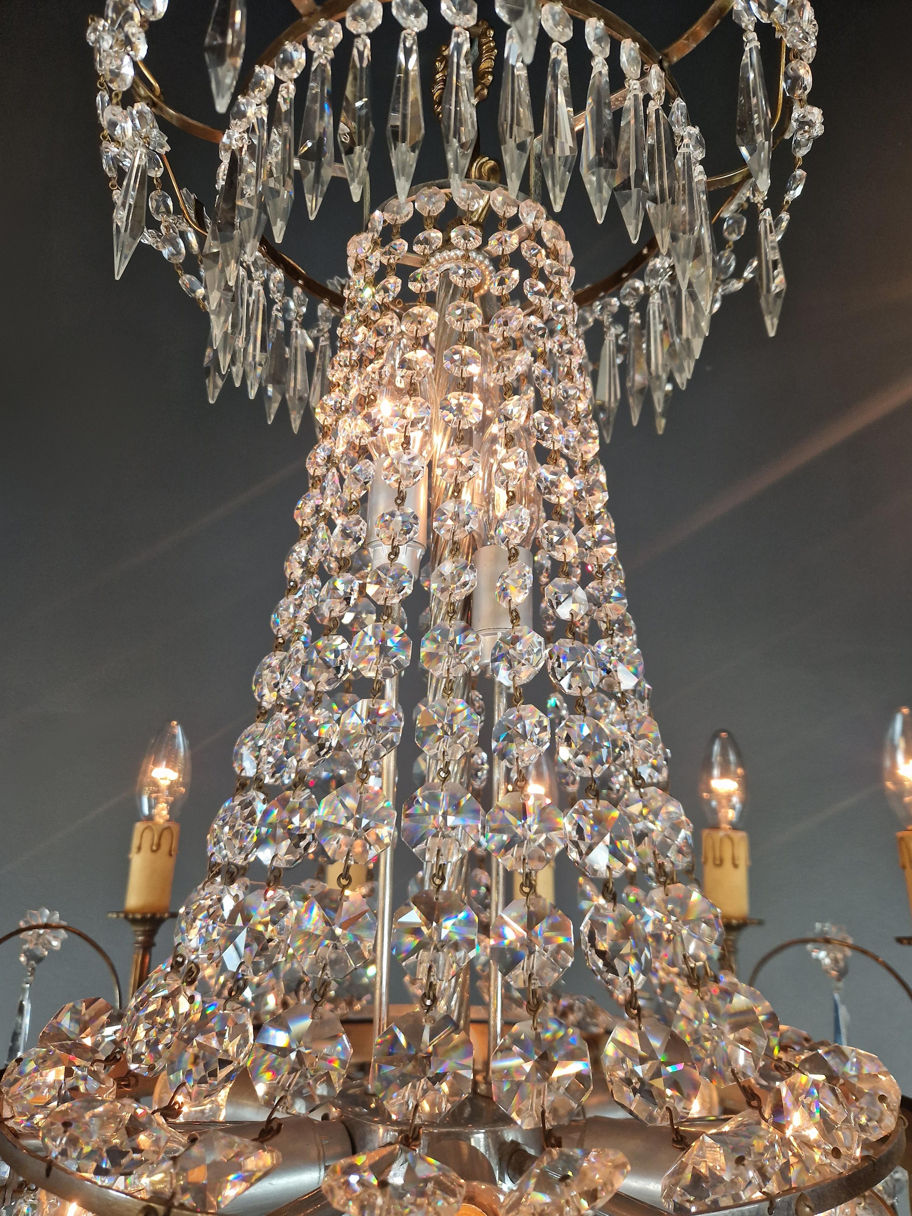 Una coppia di lampadari in ottone impero con cristalli a lustro per soffitti antichi classici in vendita 2