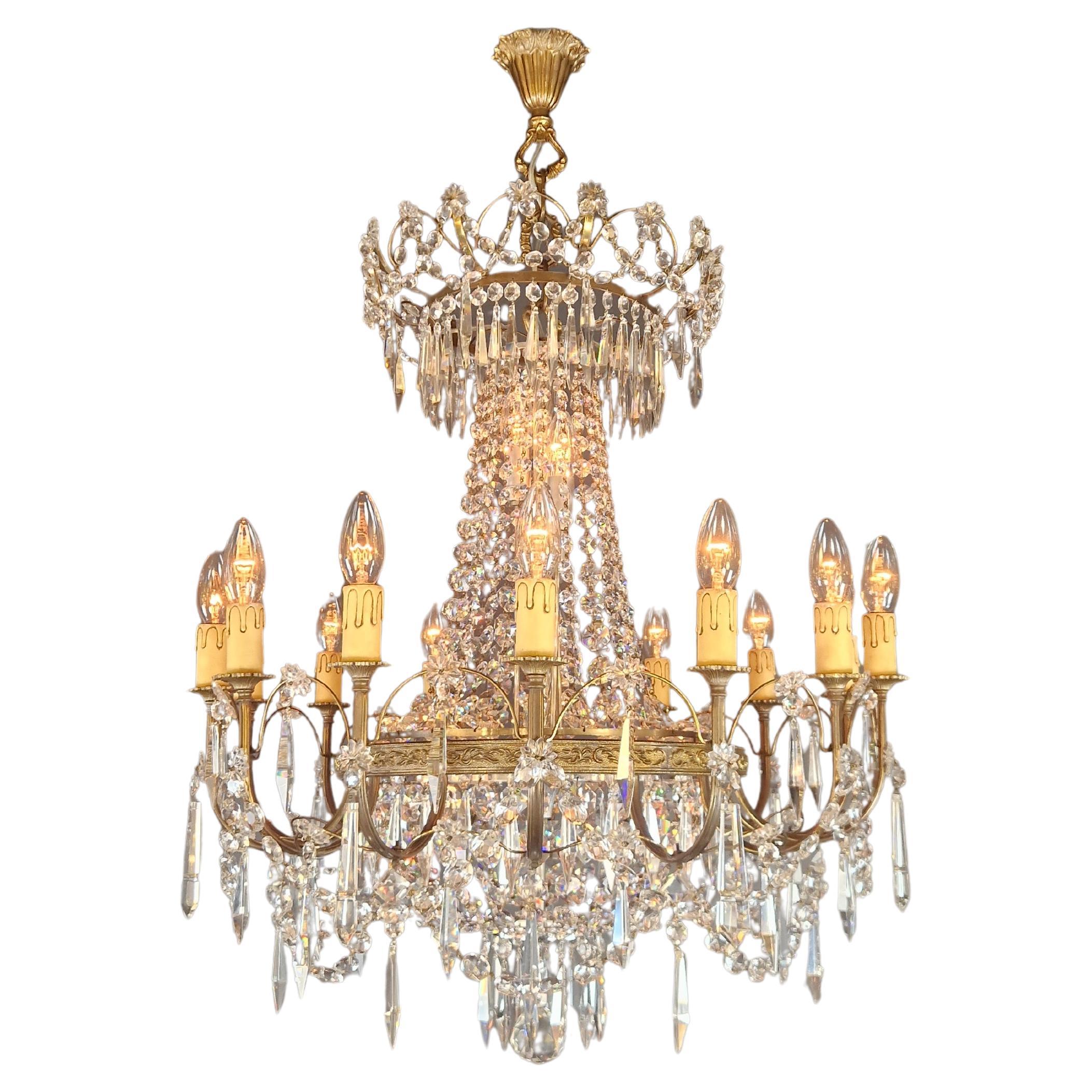 Una coppia di lampadari in ottone impero con cristalli a lustro per soffitti antichi classici in vendita