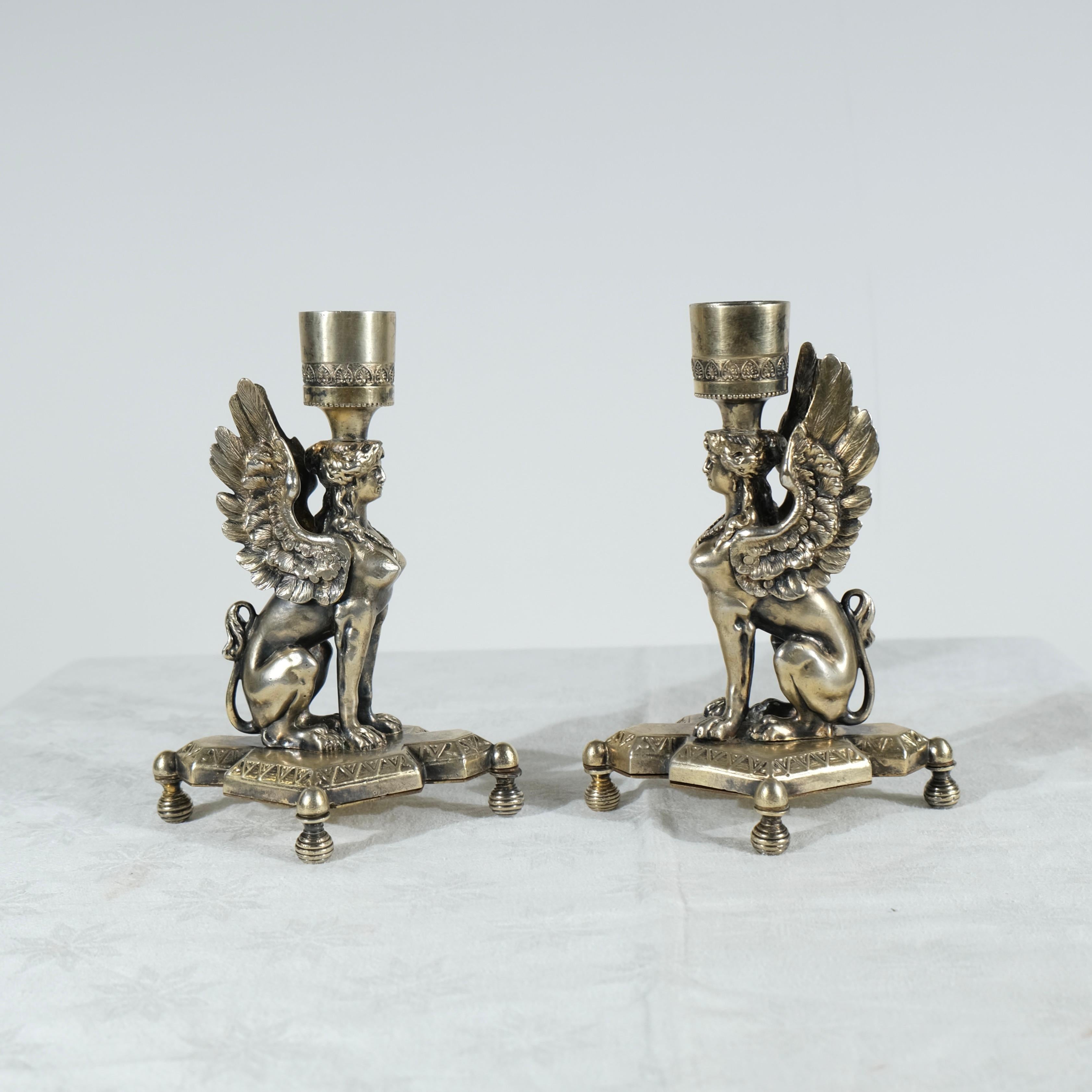 Inglese Coppia di candelieri Impero, bronzo argentato in vendita