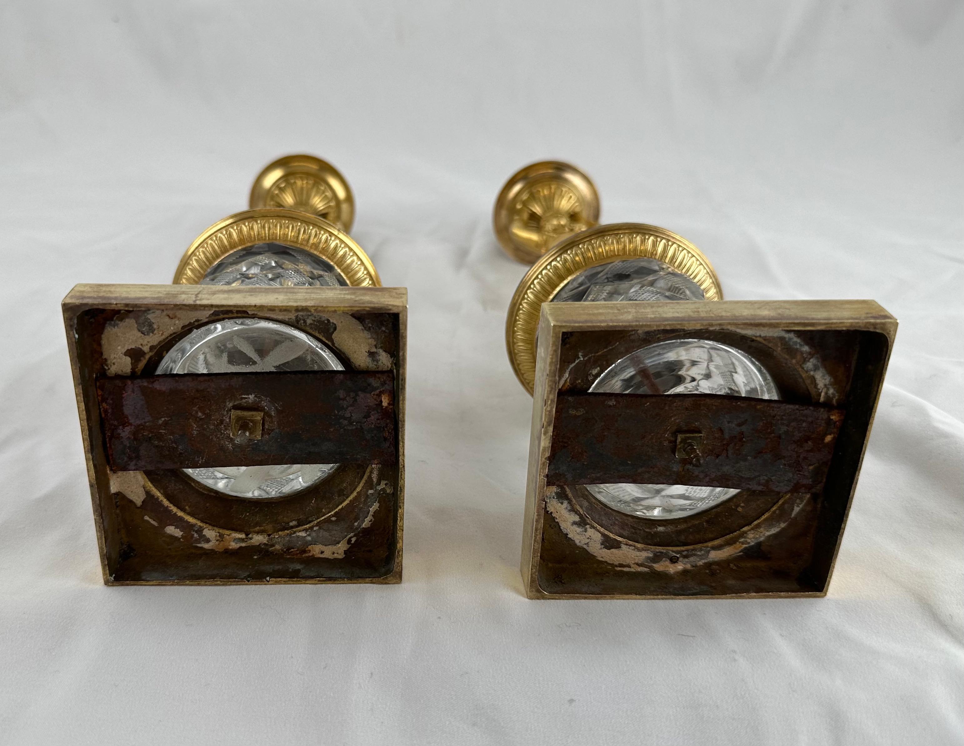 Paar Empire-Kerzenständer aus vergoldeter Bronze und geschliffenem Kristall, um 1810 im Angebot 4