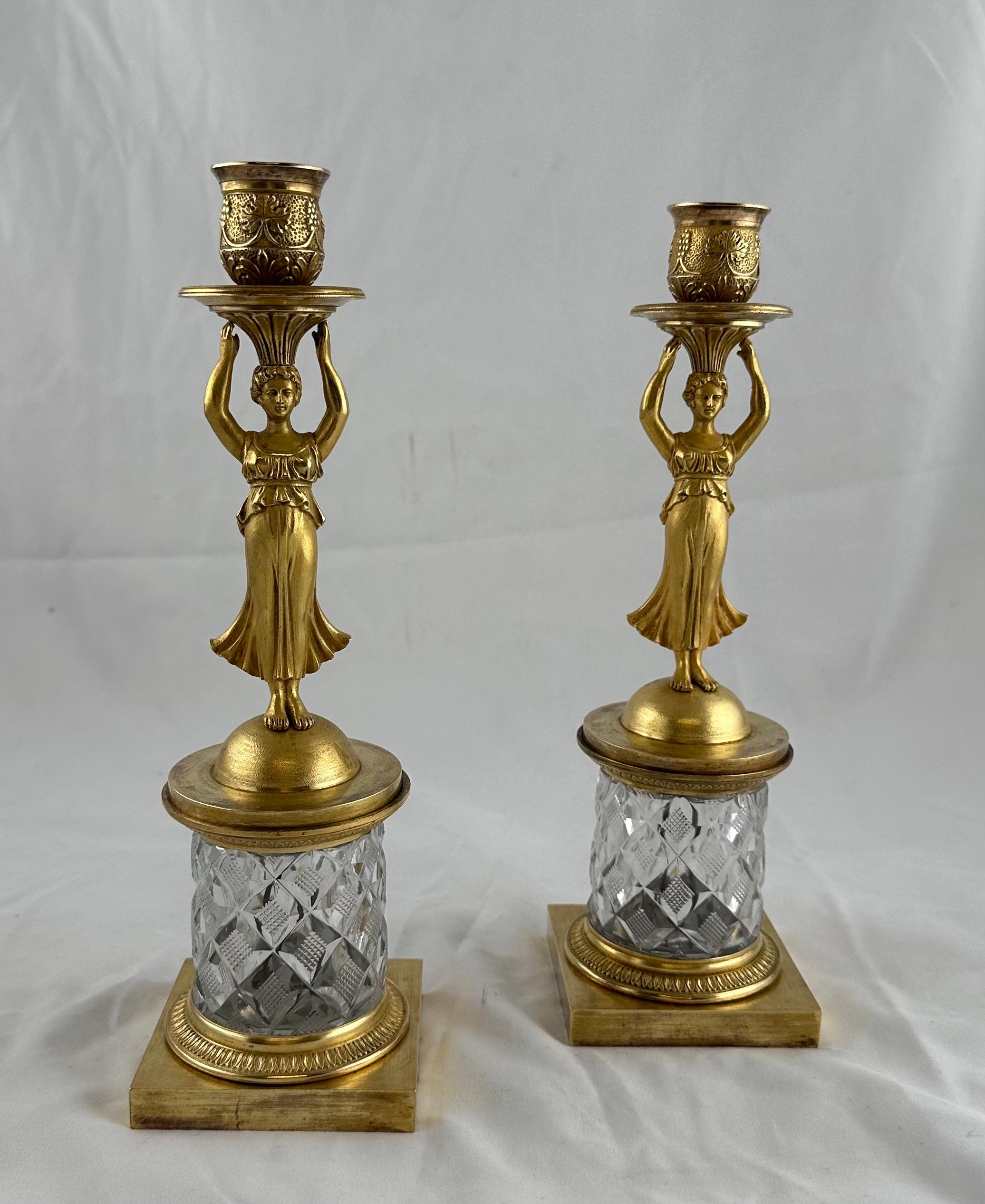 Paar Empire-Kerzenständer aus vergoldeter Bronze und geschliffenem Kristall, um 1810 im Angebot 7