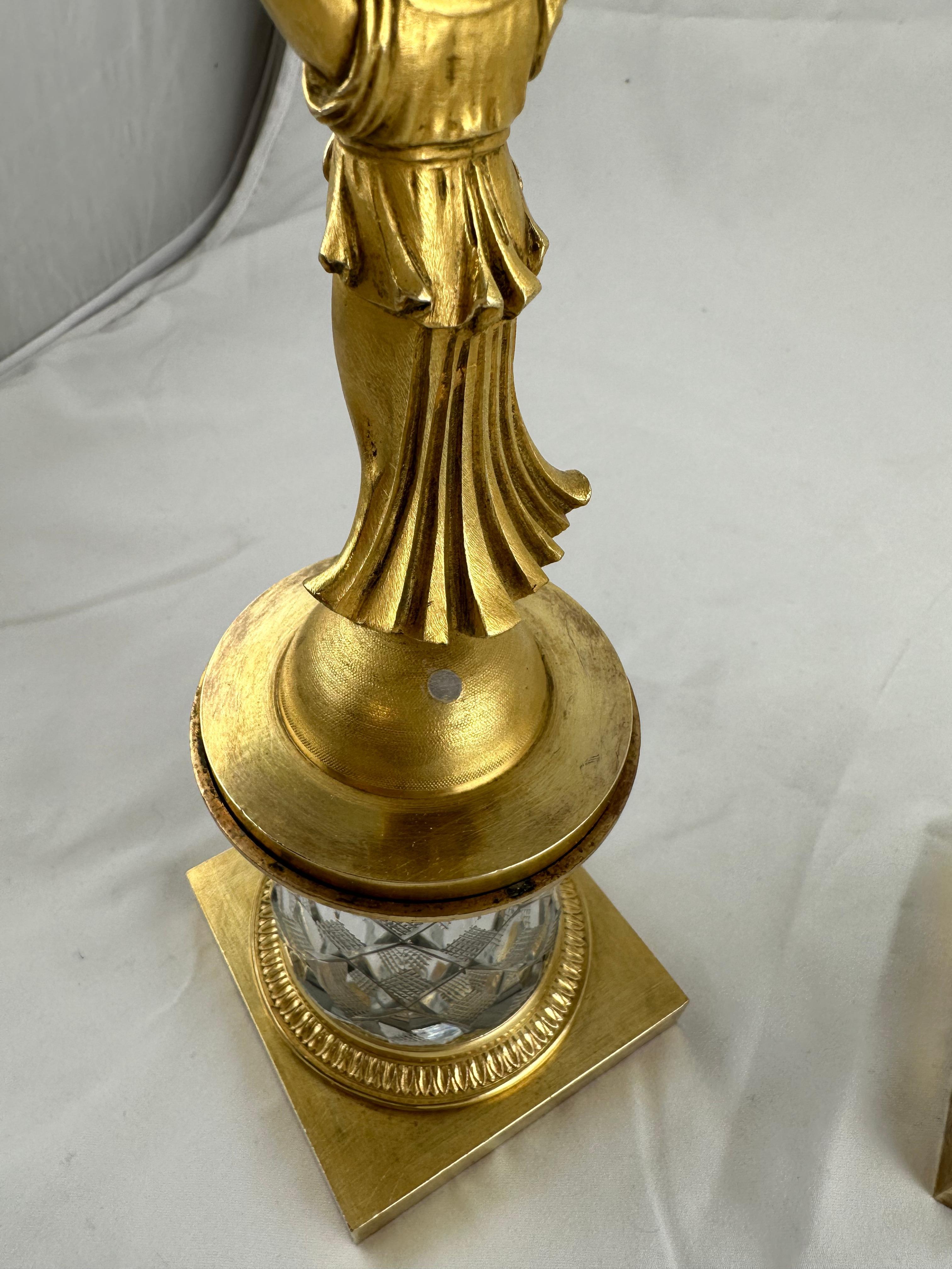 Paire de bougeoirs Empire en bronze doré et cristal taillé, vers 1810 en vente 8