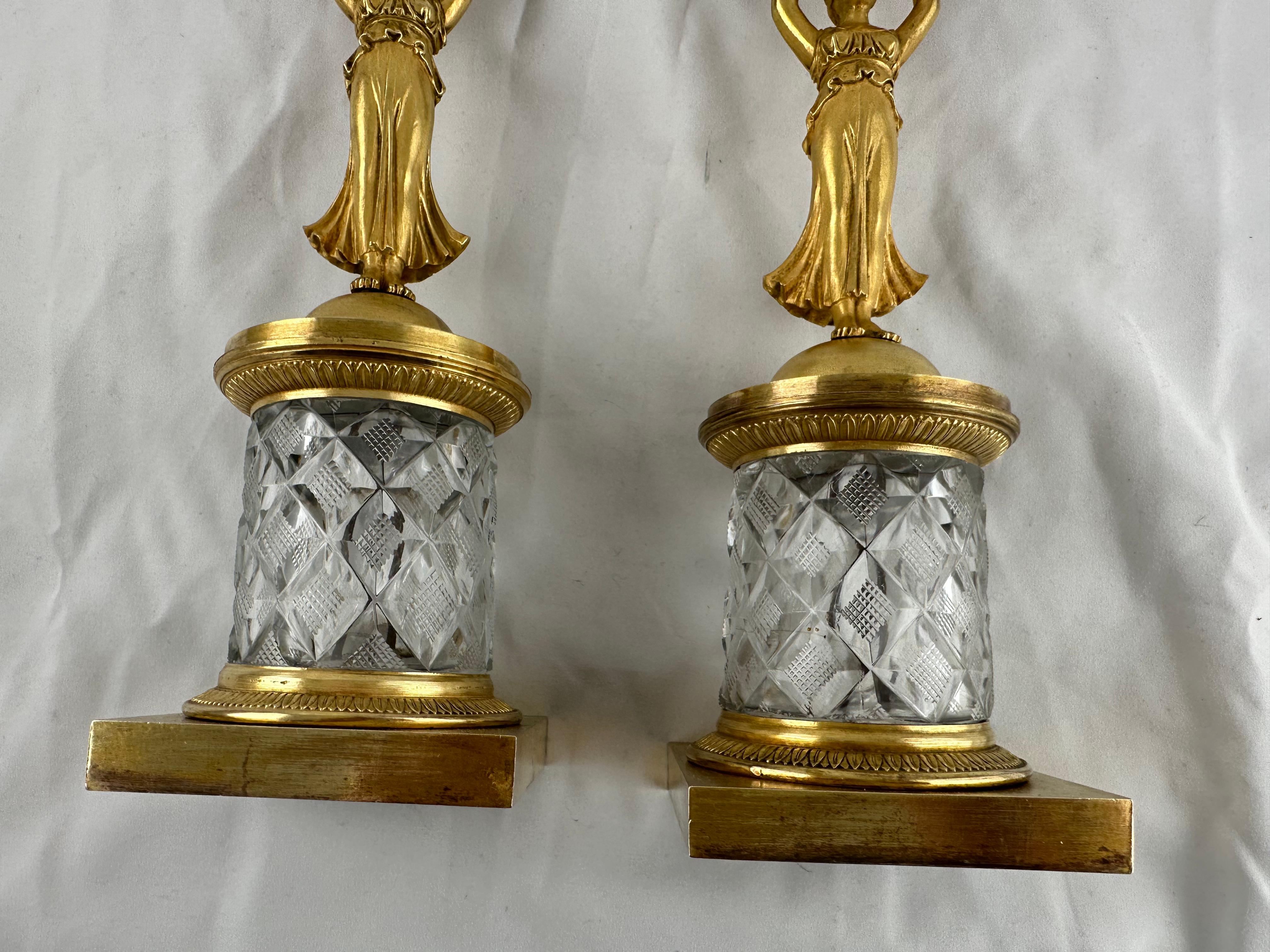 Paar Empire-Kerzenständer aus vergoldeter Bronze und geschliffenem Kristall, um 1810 im Angebot 10