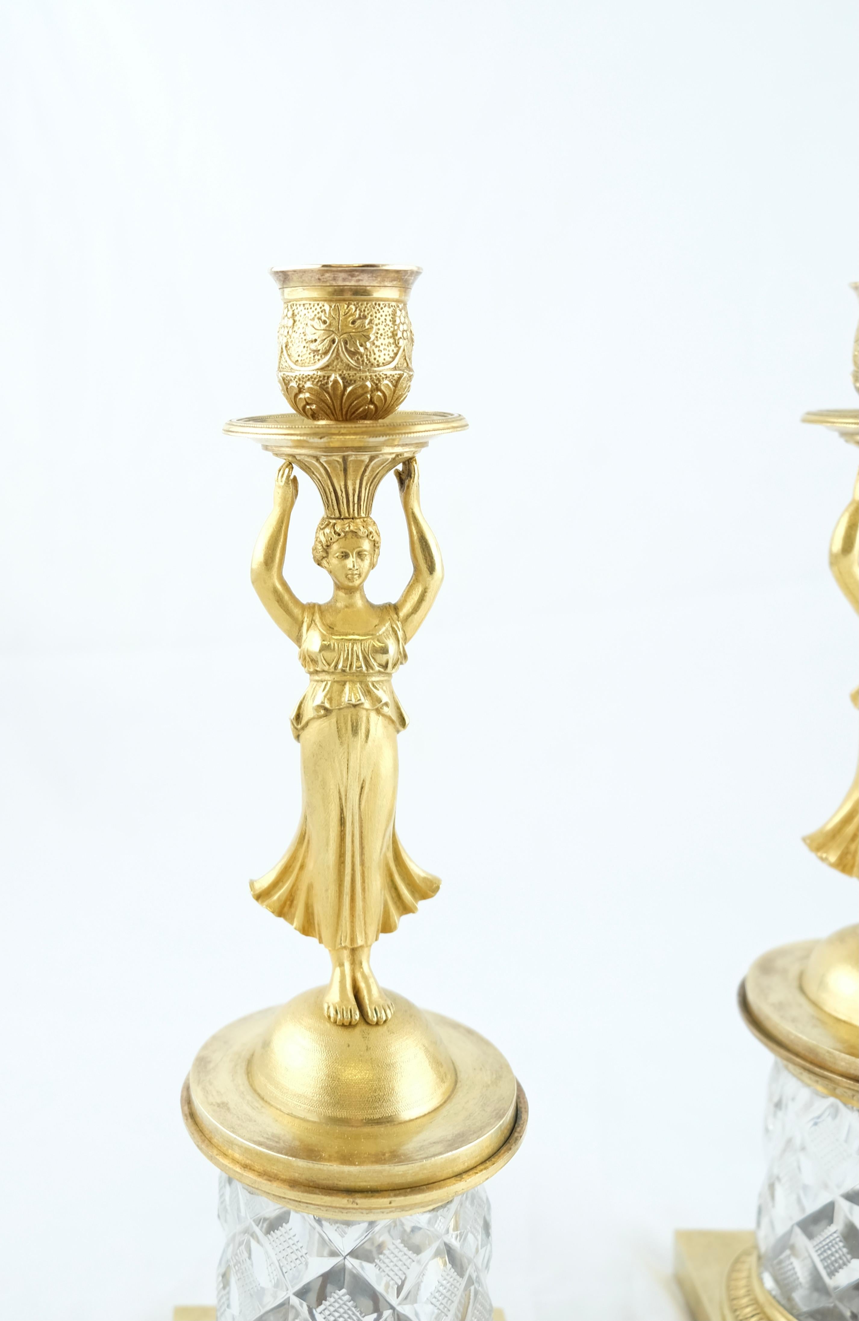 Paar Empire-Kerzenständer aus vergoldeter Bronze und geschliffenem Kristall, um 1810 (Französisch) im Angebot