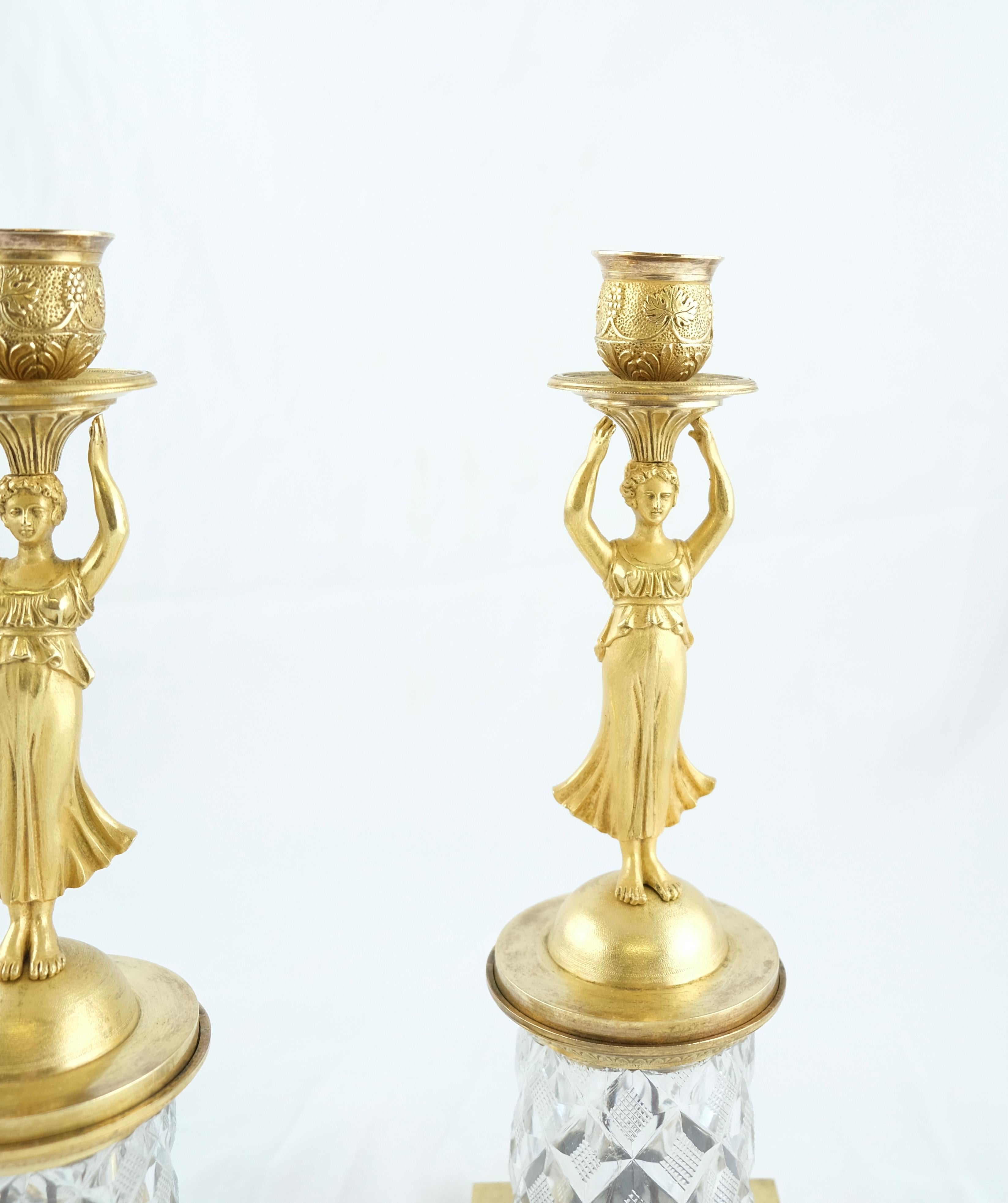 Paar Empire-Kerzenständer aus vergoldeter Bronze und geschliffenem Kristall, um 1810 (Vergoldet) im Angebot