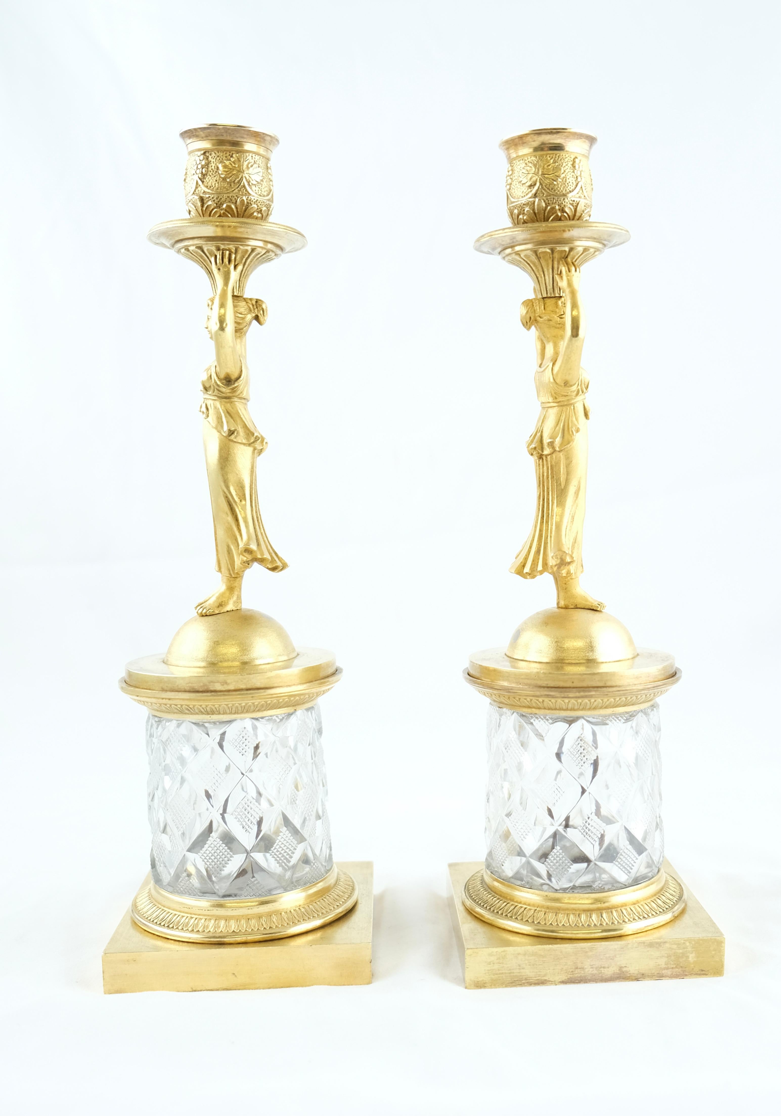 XIXe siècle Paire de bougeoirs Empire en bronze doré et cristal taillé, vers 1810 en vente