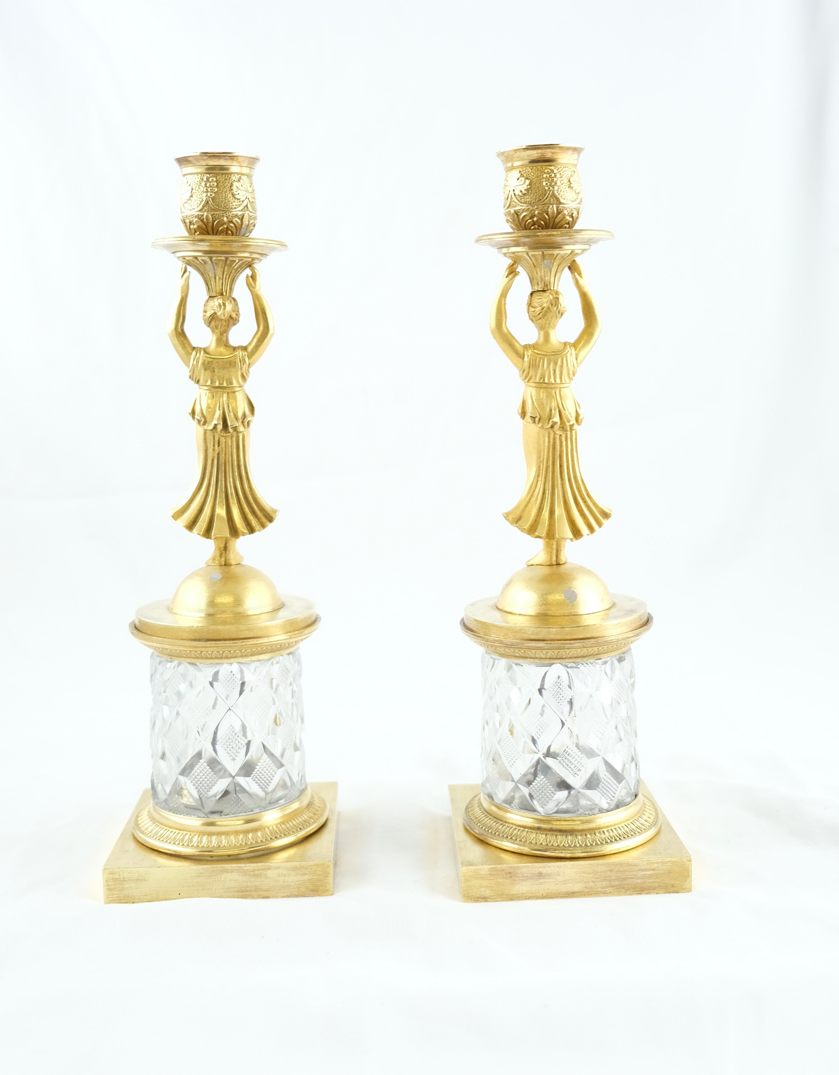 Paar Empire-Kerzenständer aus vergoldeter Bronze und geschliffenem Kristall, um 1810 im Angebot 1