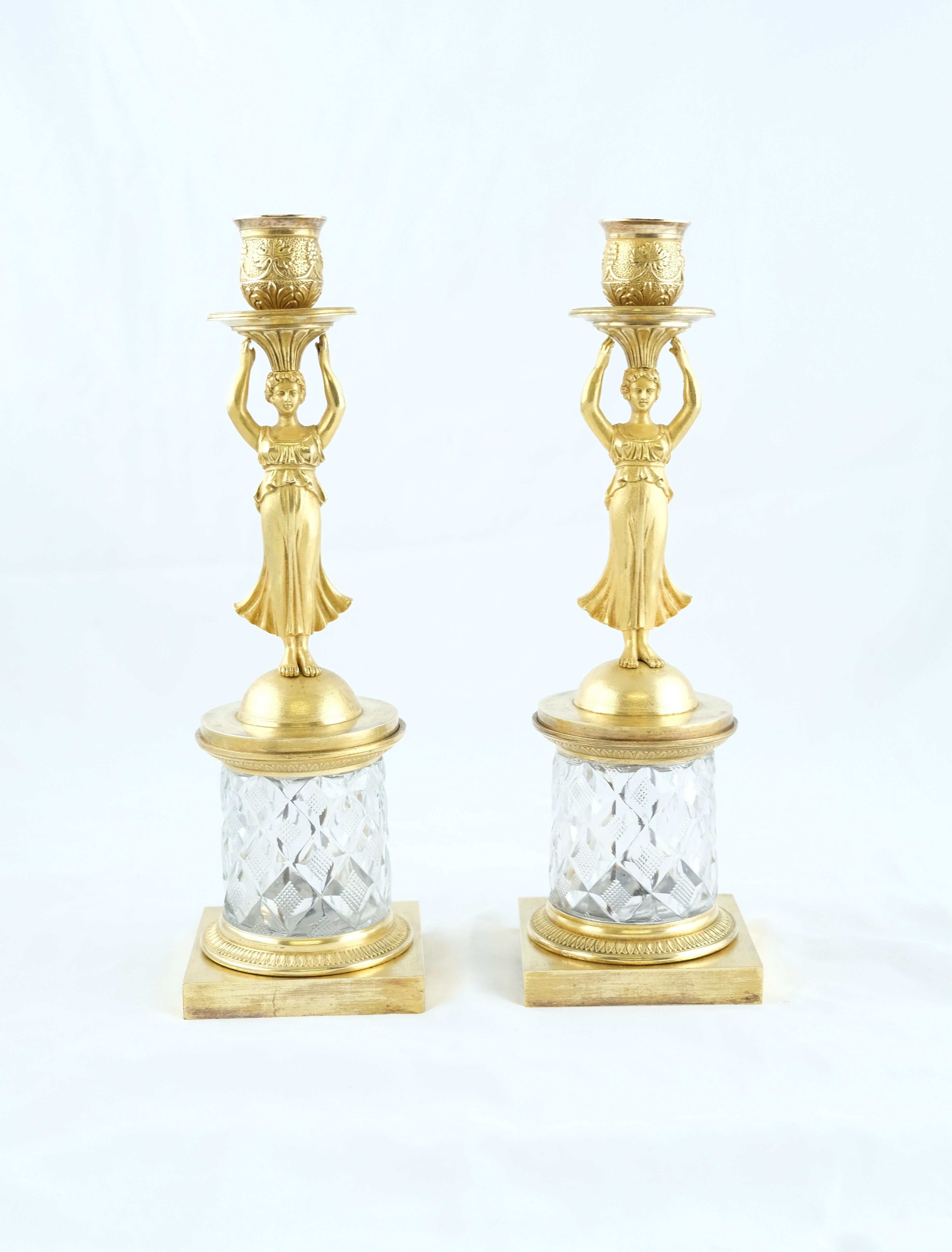 Paar Empire-Kerzenständer aus vergoldeter Bronze und geschliffenem Kristall, um 1810 im Angebot 3