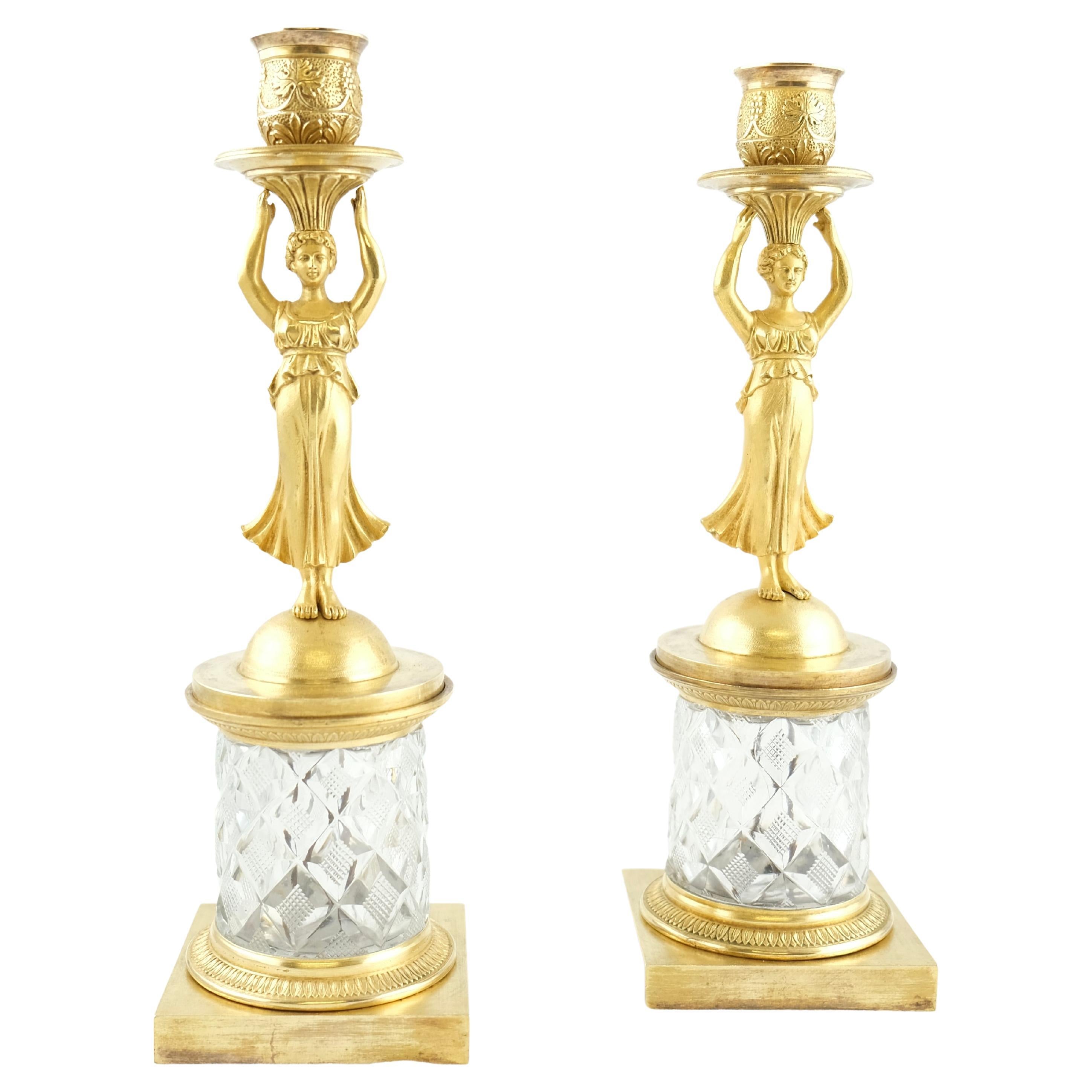 Paar Empire-Kerzenständer aus vergoldeter Bronze und geschliffenem Kristall, um 1810 im Angebot