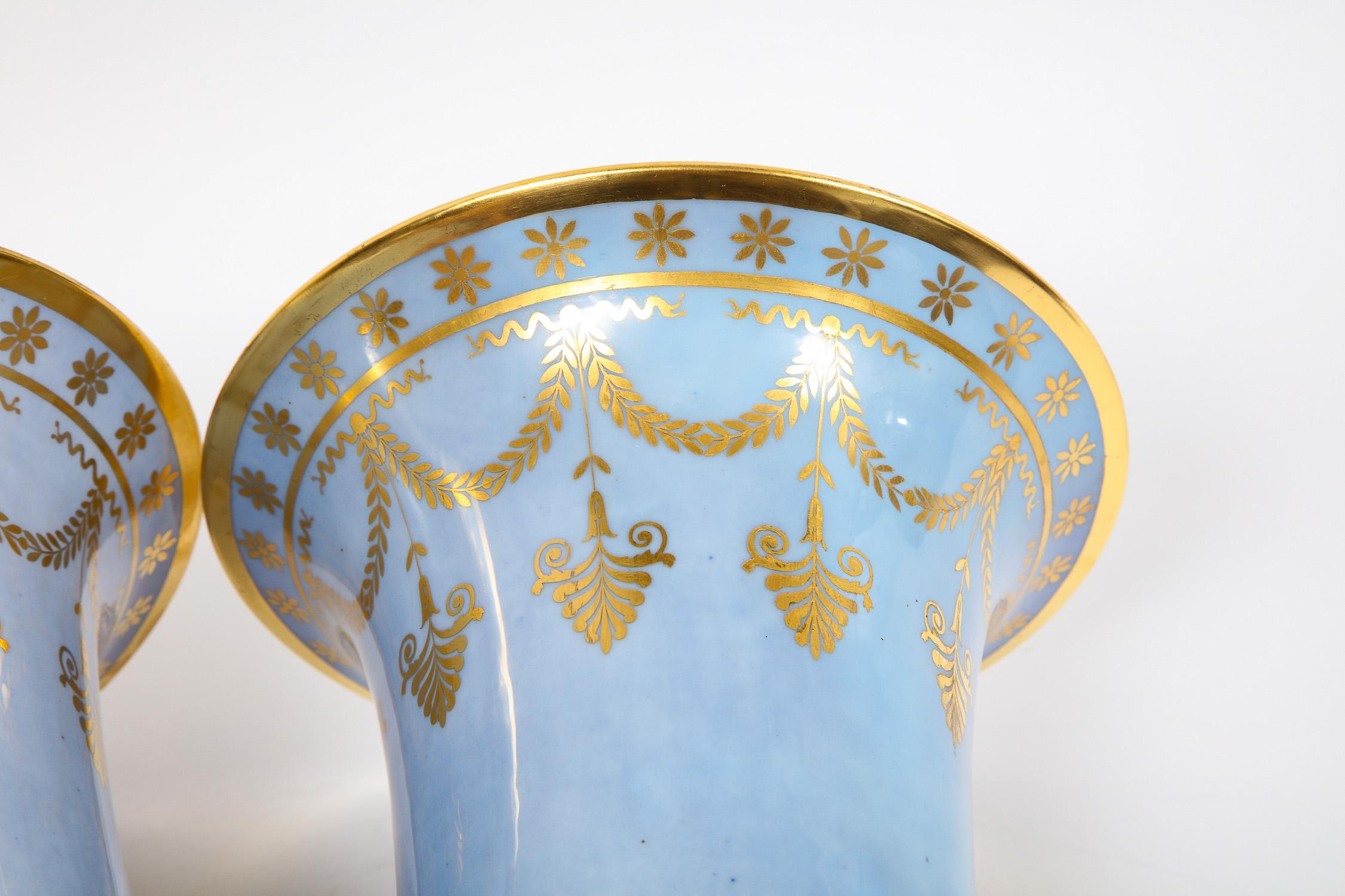 Paire de vases d'époque Empire en porcelaine de Sèvres bleu pâle et faux porphyre sur fond en vente 4
