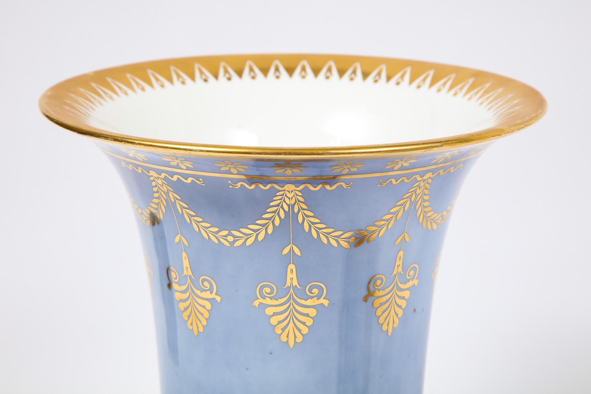 Paire de vases d'époque Empire en porcelaine de Sèvres bleu pâle et faux porphyre sur fond en vente 6