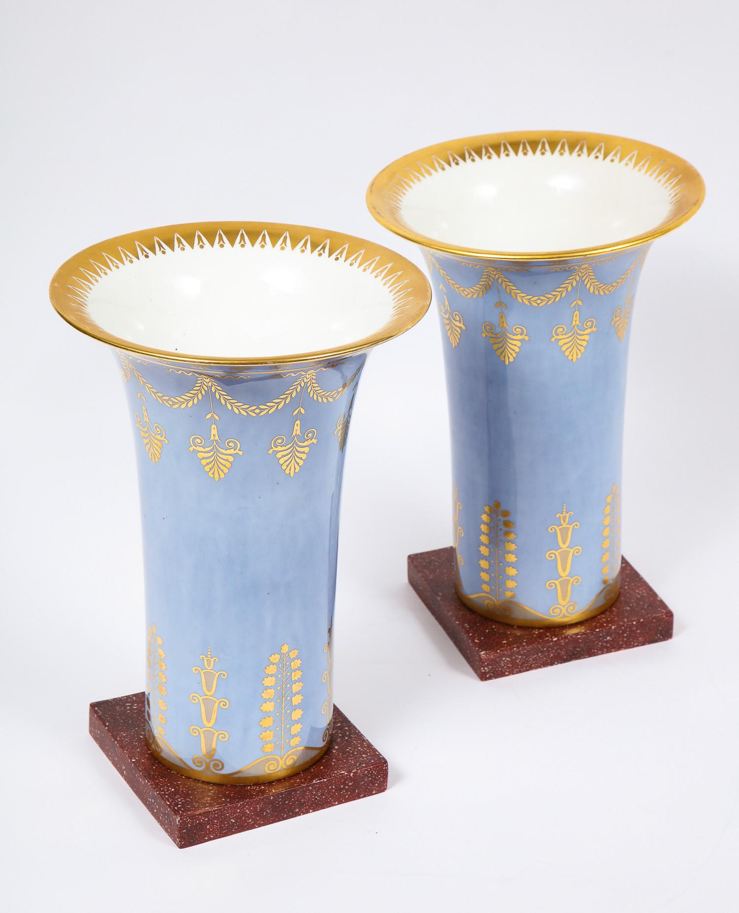 Paire de vases d'époque Empire en porcelaine de Sèvres bleu pâle et faux porphyre sur fond en vente 7