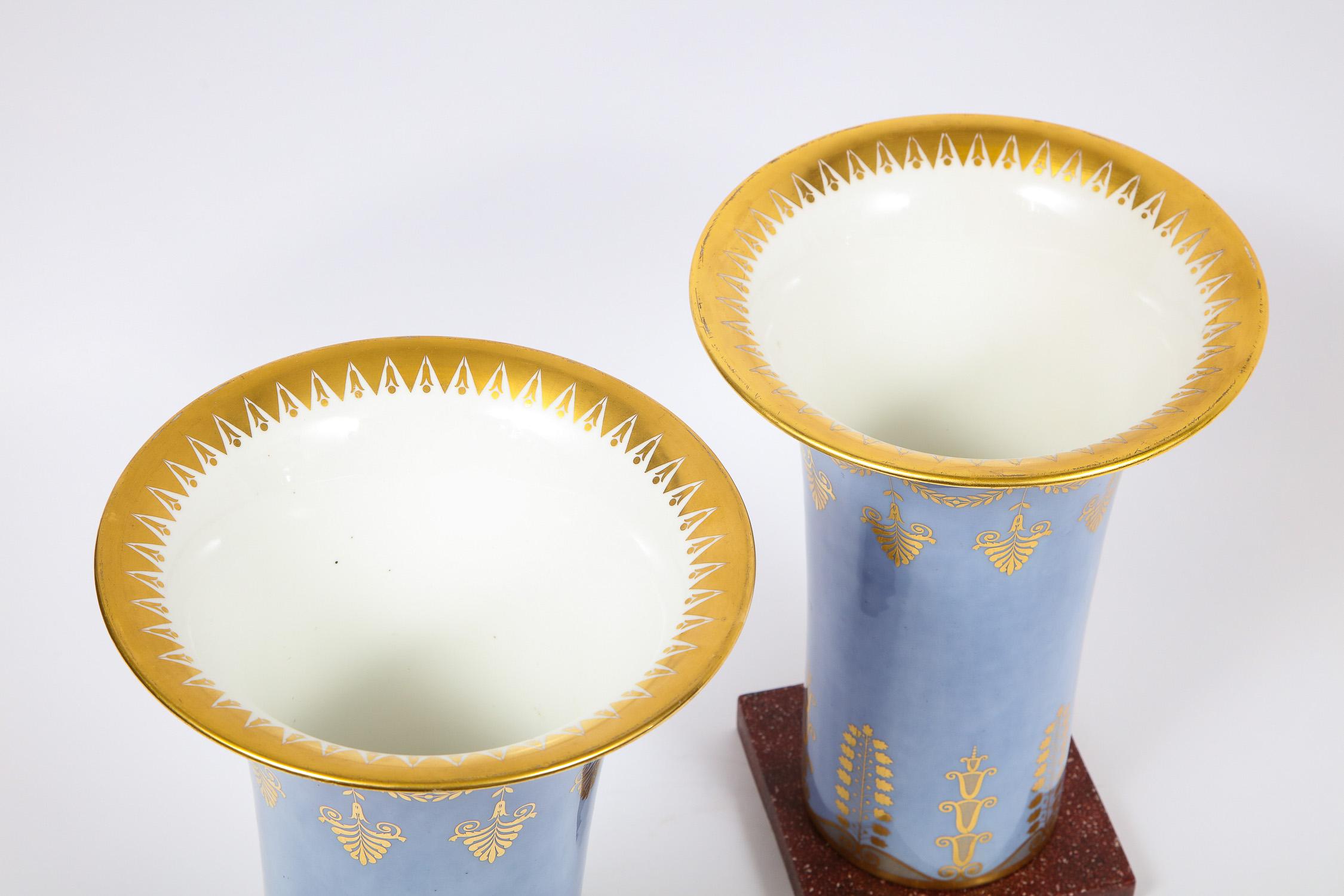 Paire de vases d'époque Empire en porcelaine de Sèvres bleu pâle et faux porphyre sur fond en vente 8