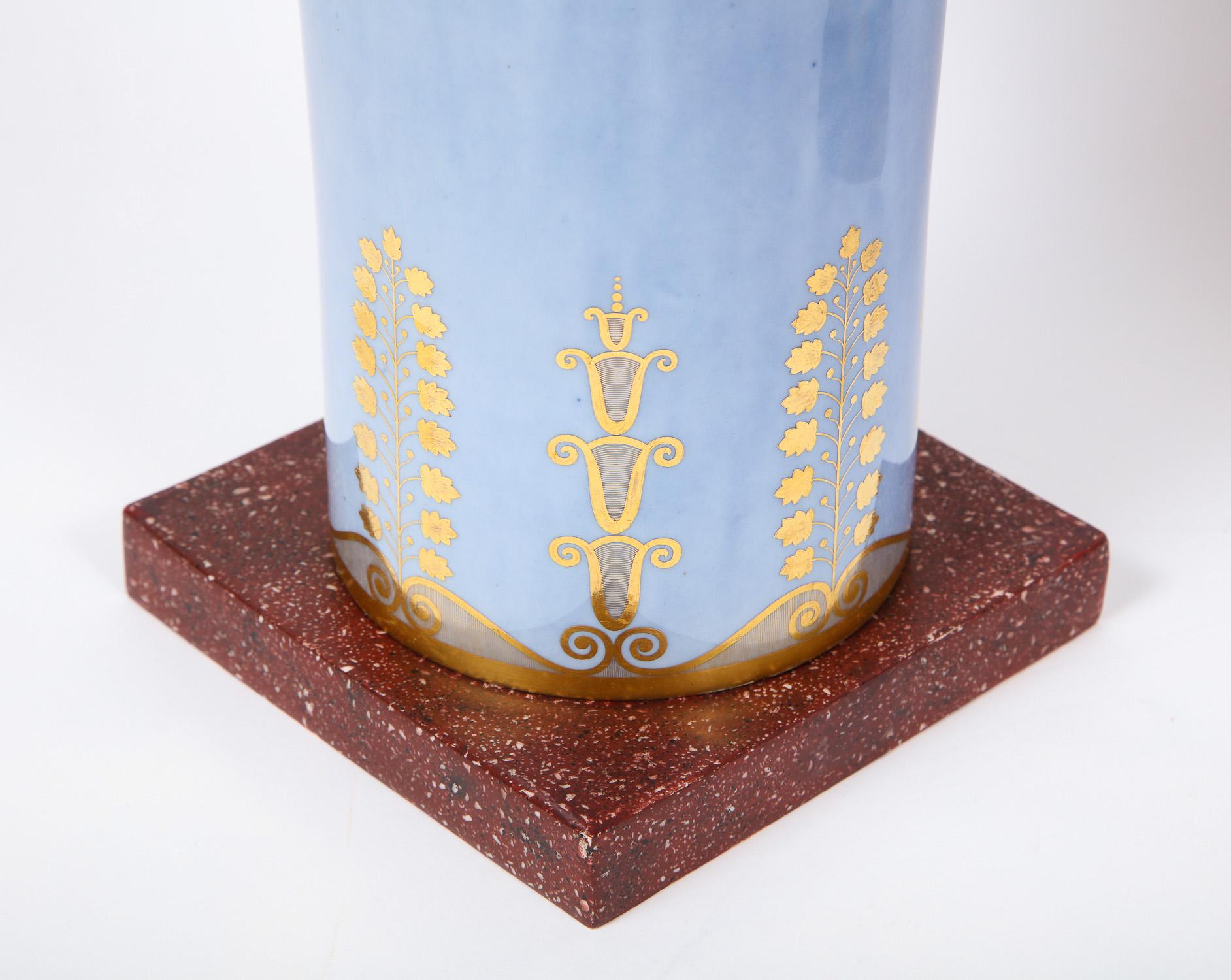 Paire de vases d'époque Empire en porcelaine de Sèvres bleu pâle et faux porphyre sur fond en vente 10