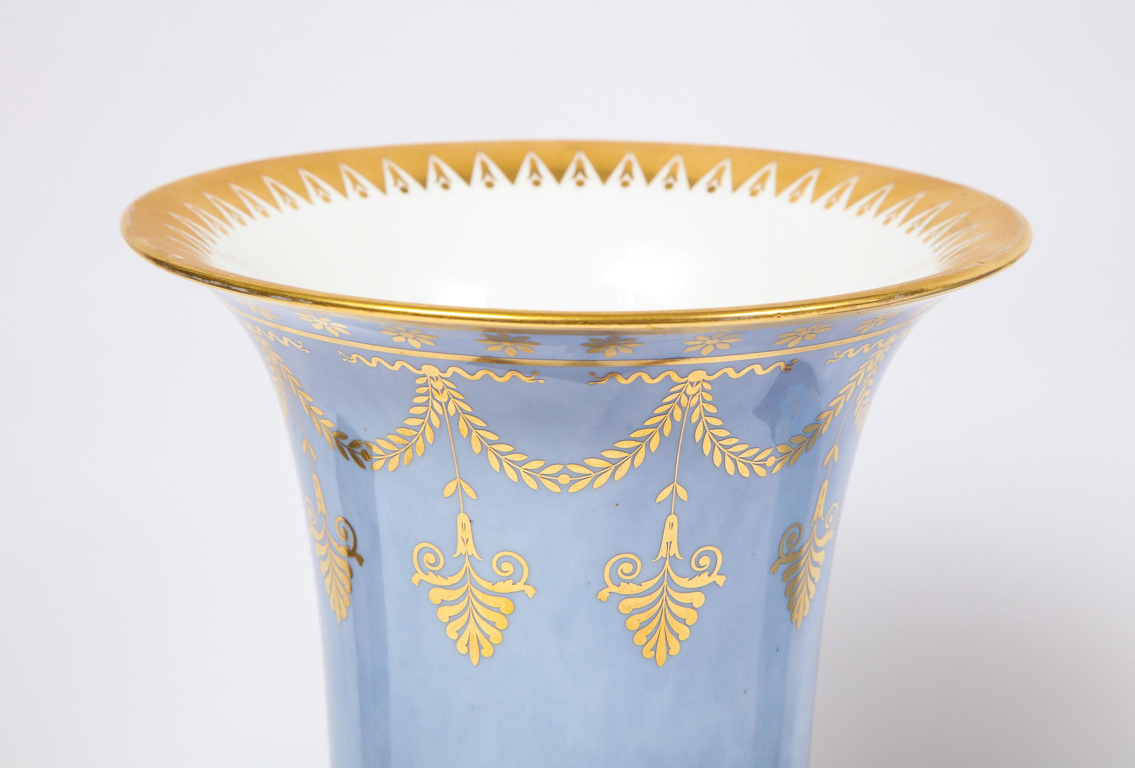 Paire de vases d'époque Empire en porcelaine de Sèvres bleu pâle et faux porphyre sur fond en vente 11