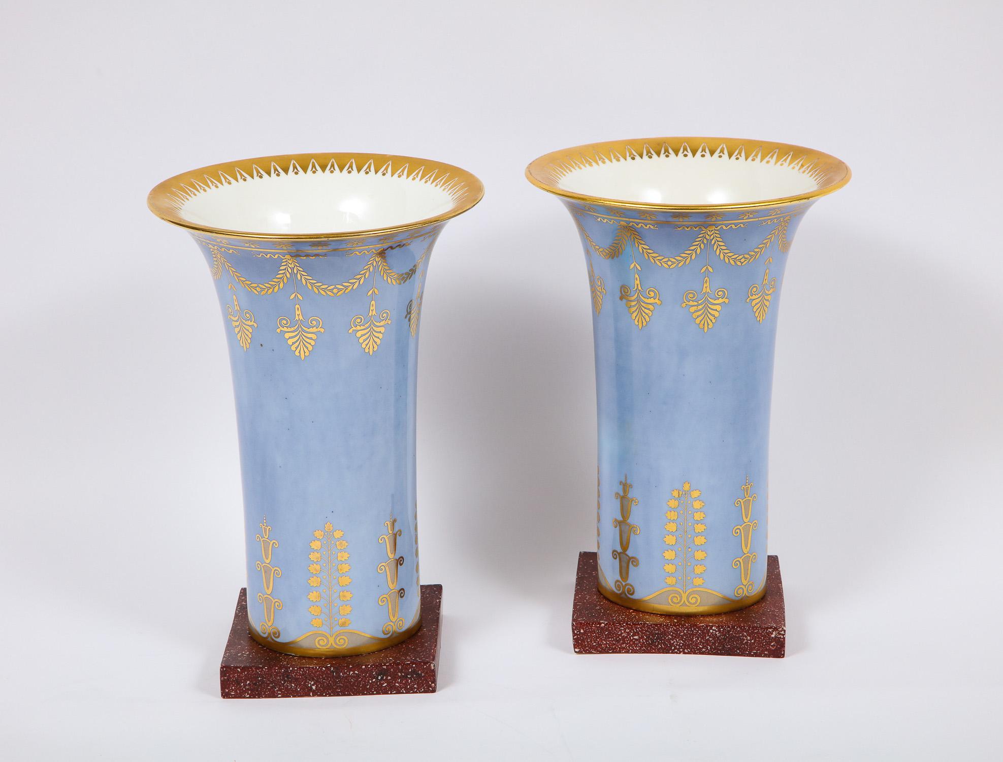 Français Paire de vases d'époque Empire en porcelaine de Sèvres bleu pâle et faux porphyre sur fond en vente