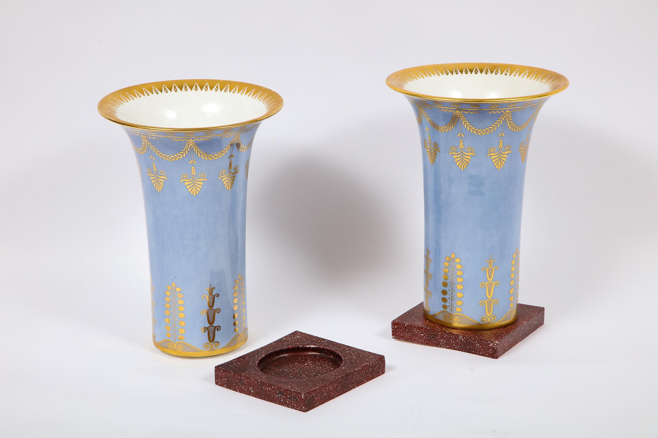 Paire de vases d'époque Empire en porcelaine de Sèvres bleu pâle et faux porphyre sur fond Bon état - En vente à New York, NY