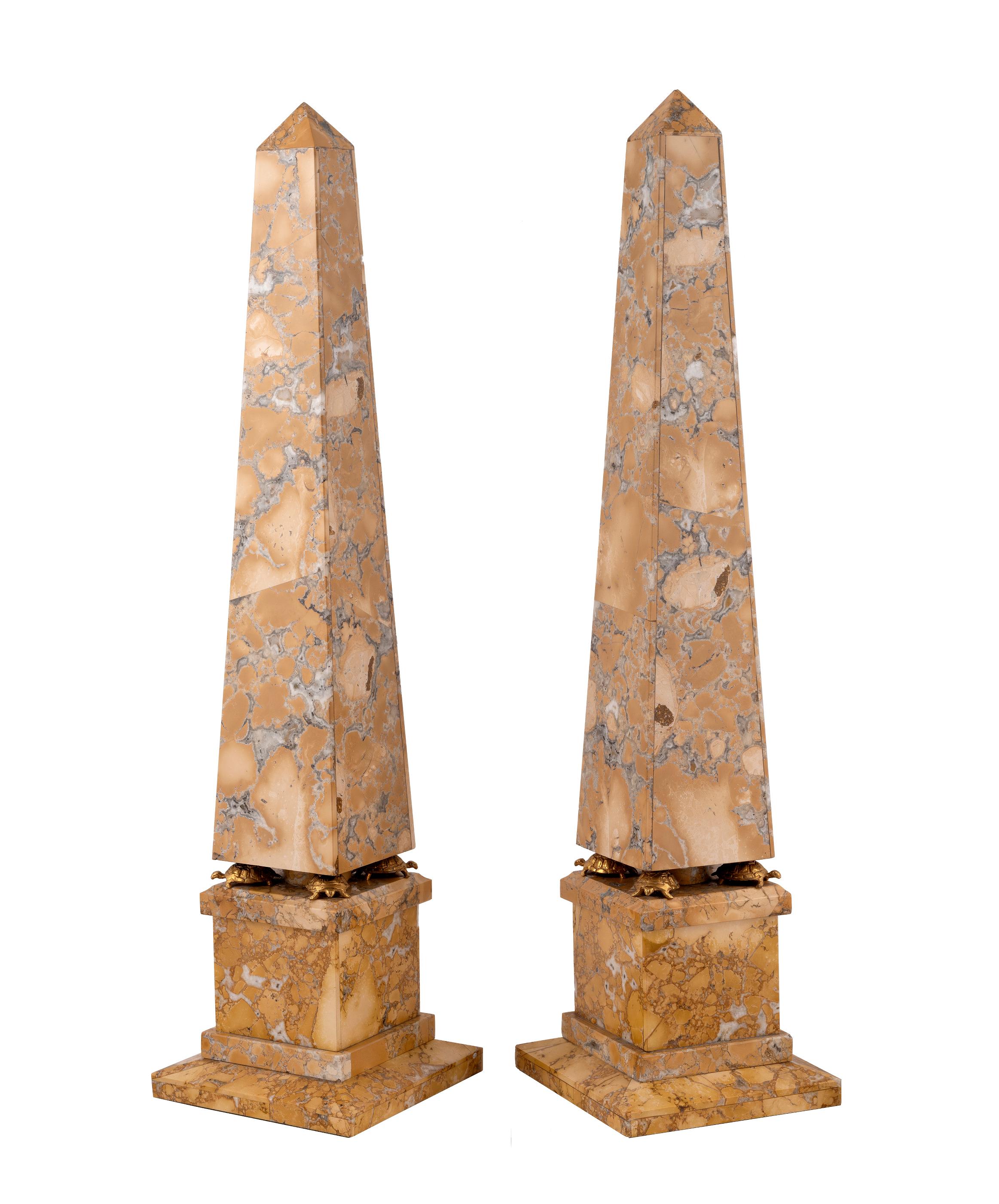 Ein Paar Obelisken aus vergoldeter Bronze im Empire-Stil mit Marmorbeschlägen auf Ständern (Louis XVI.) im Angebot