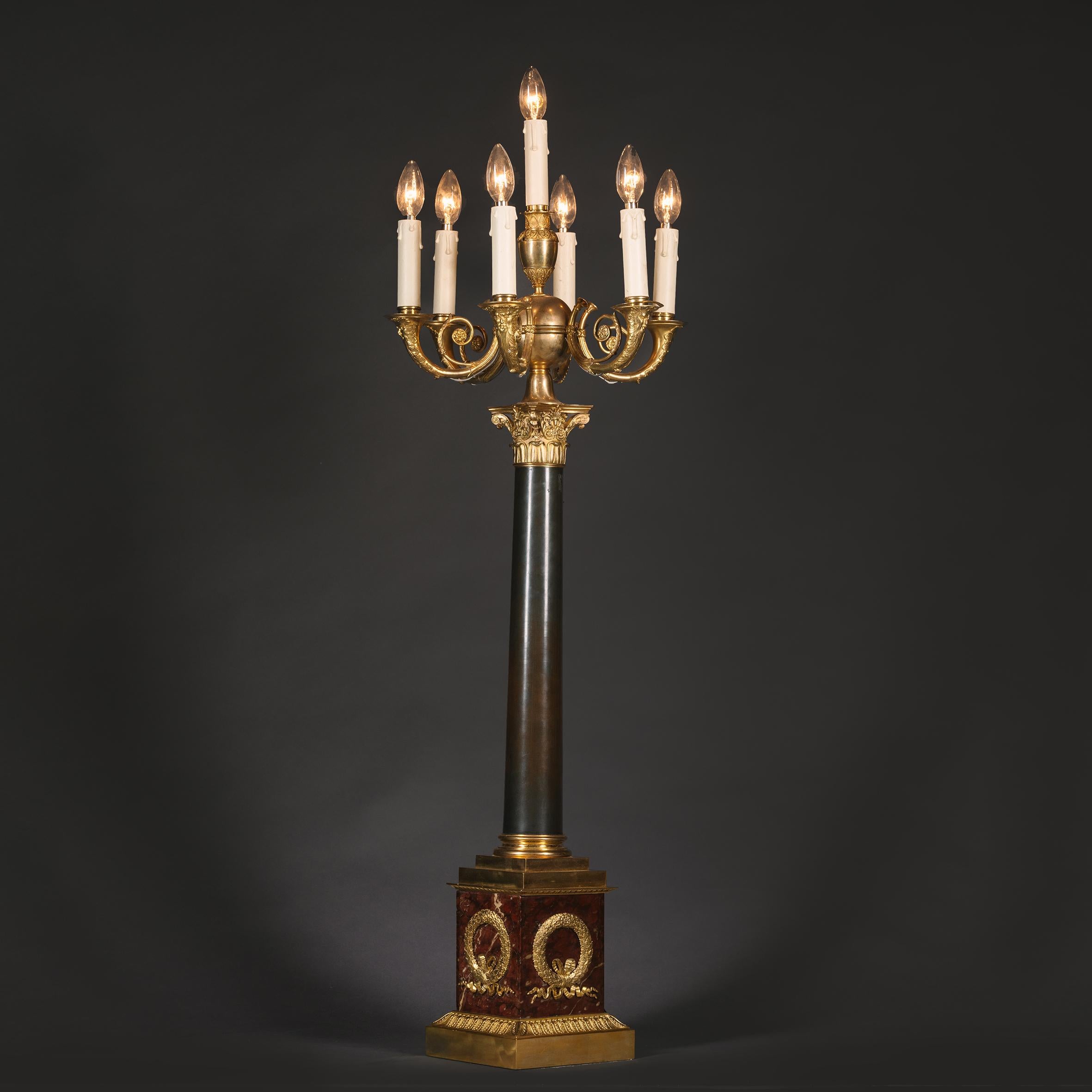 Un par de candelabros de siete luces de estilo Imperio Francés en venta