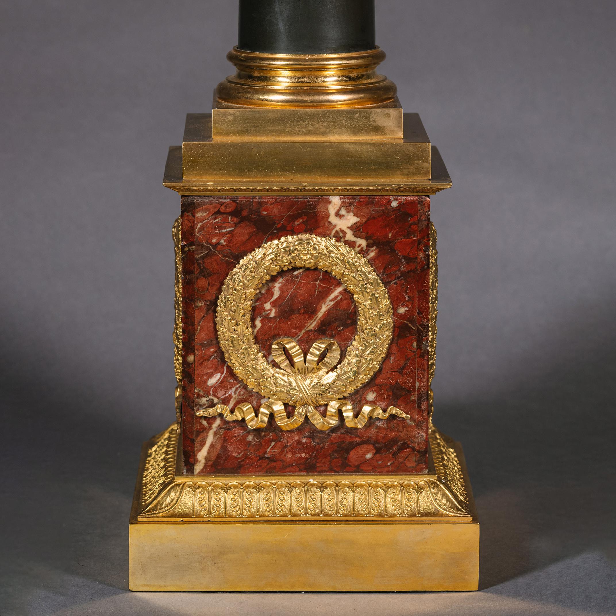 Un par de candelabros de siete luces de estilo Imperio siglo XIX en venta