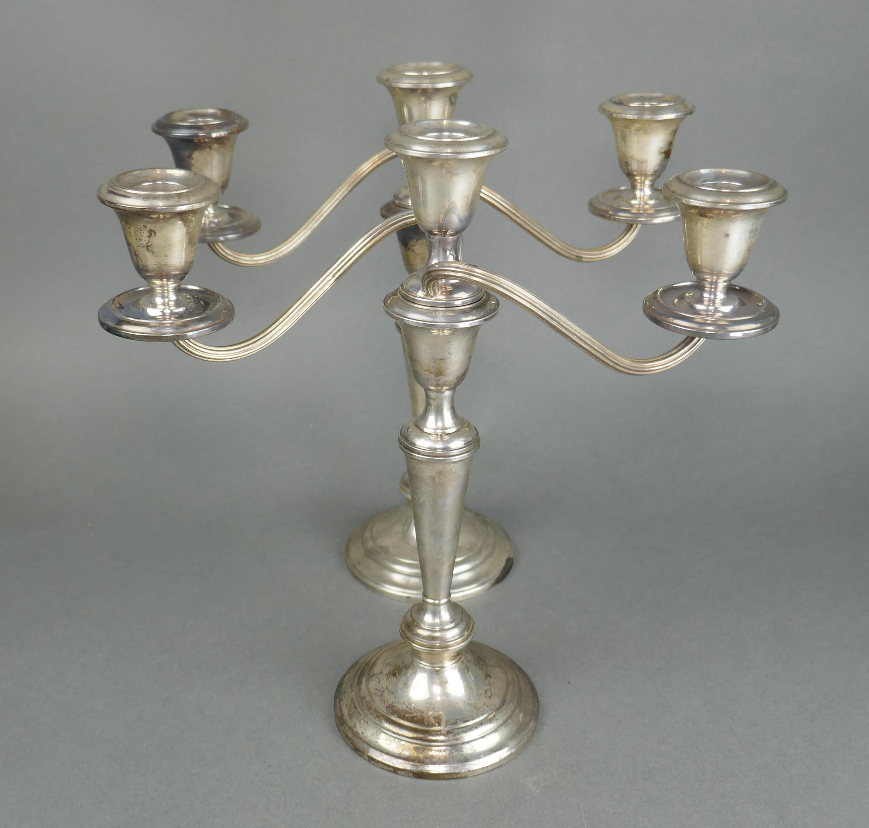 Una coppia di candelabri a tre bracci in argento massiccio, a bracci rimovibili, in stile Impero, di Gorham. L'argento ha una bella patina e risale agli anni Trenta.