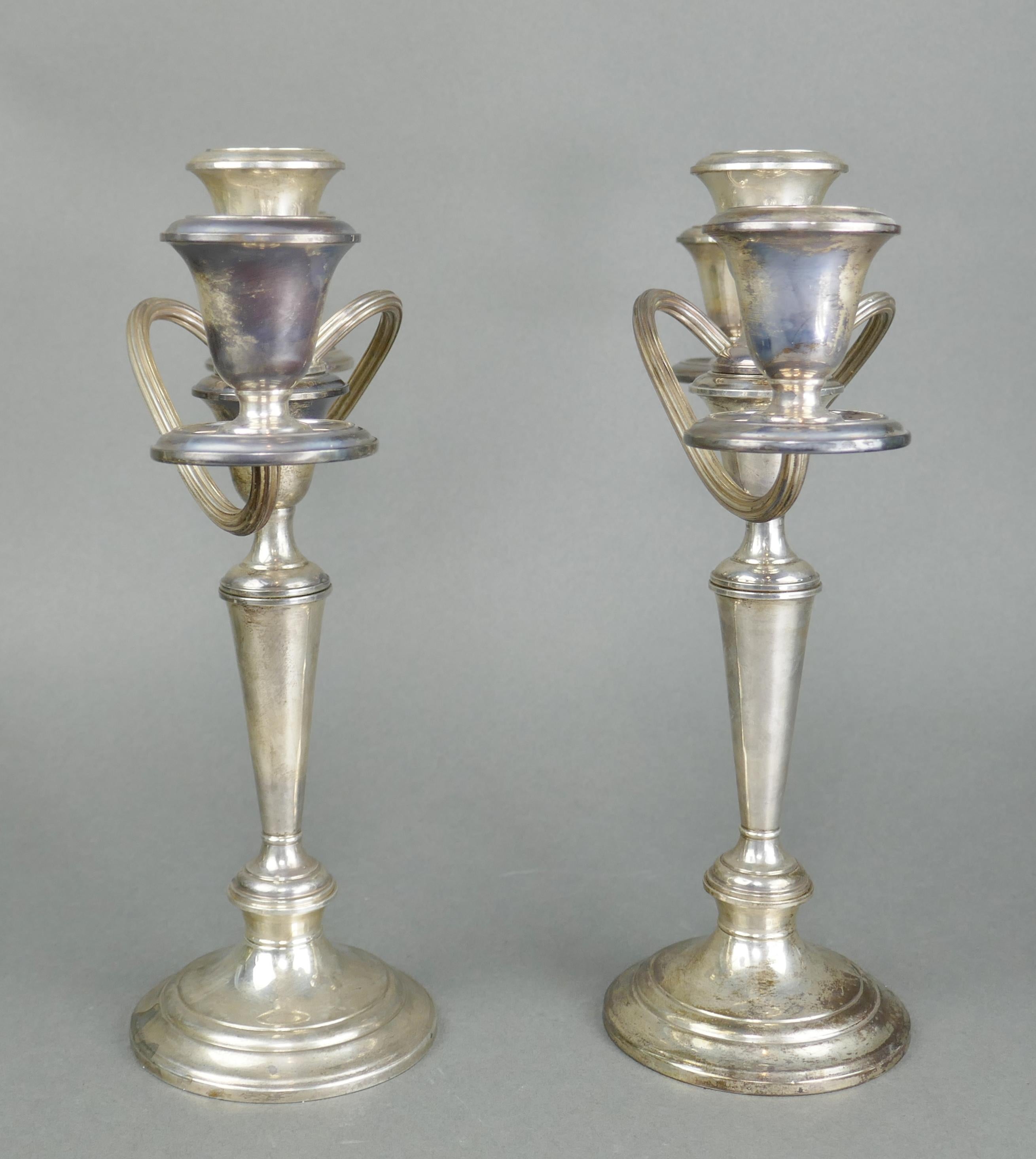 Coppia di candelabri a tre bracci in argento sterling in stile Impero In condizioni buone in vendita a San Juan Capistrano, CA